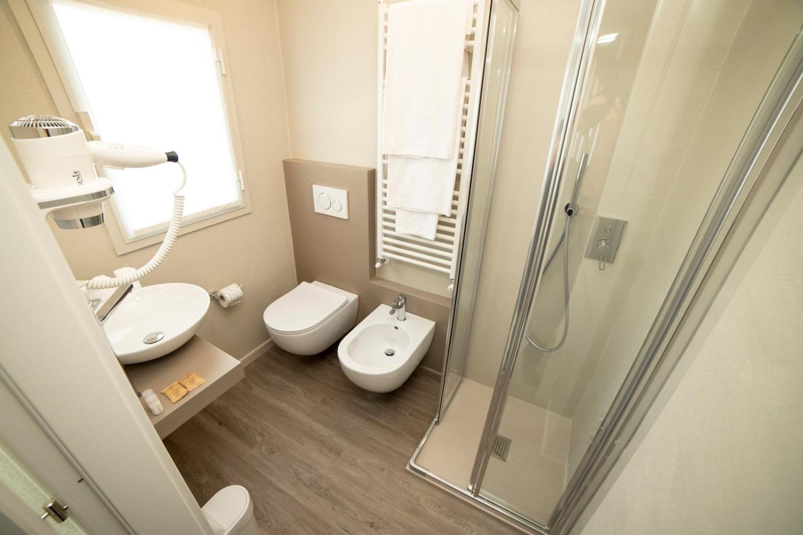 Double or Twin Room with Lake View - Photo 3