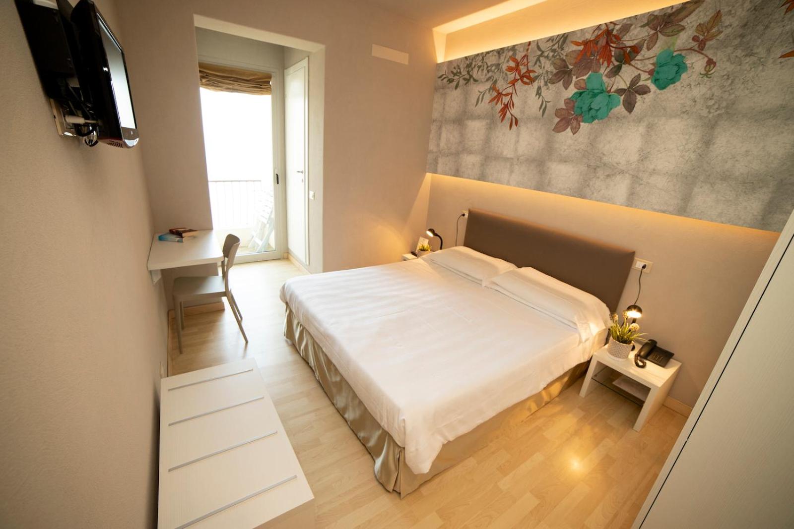Double or Twin Room with Lake View - Photo 4