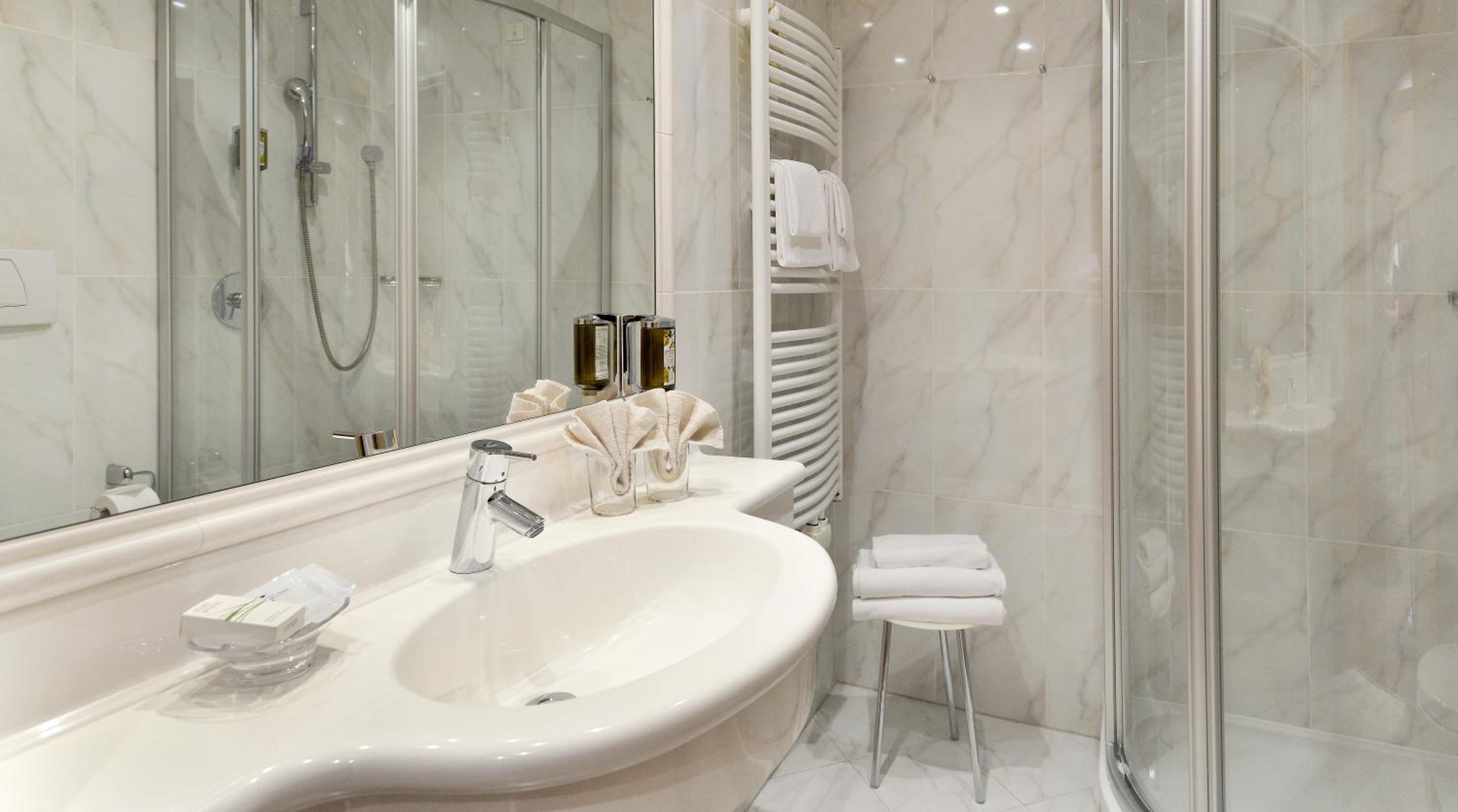 Deluxe Double Room with Balcony - Photo 3