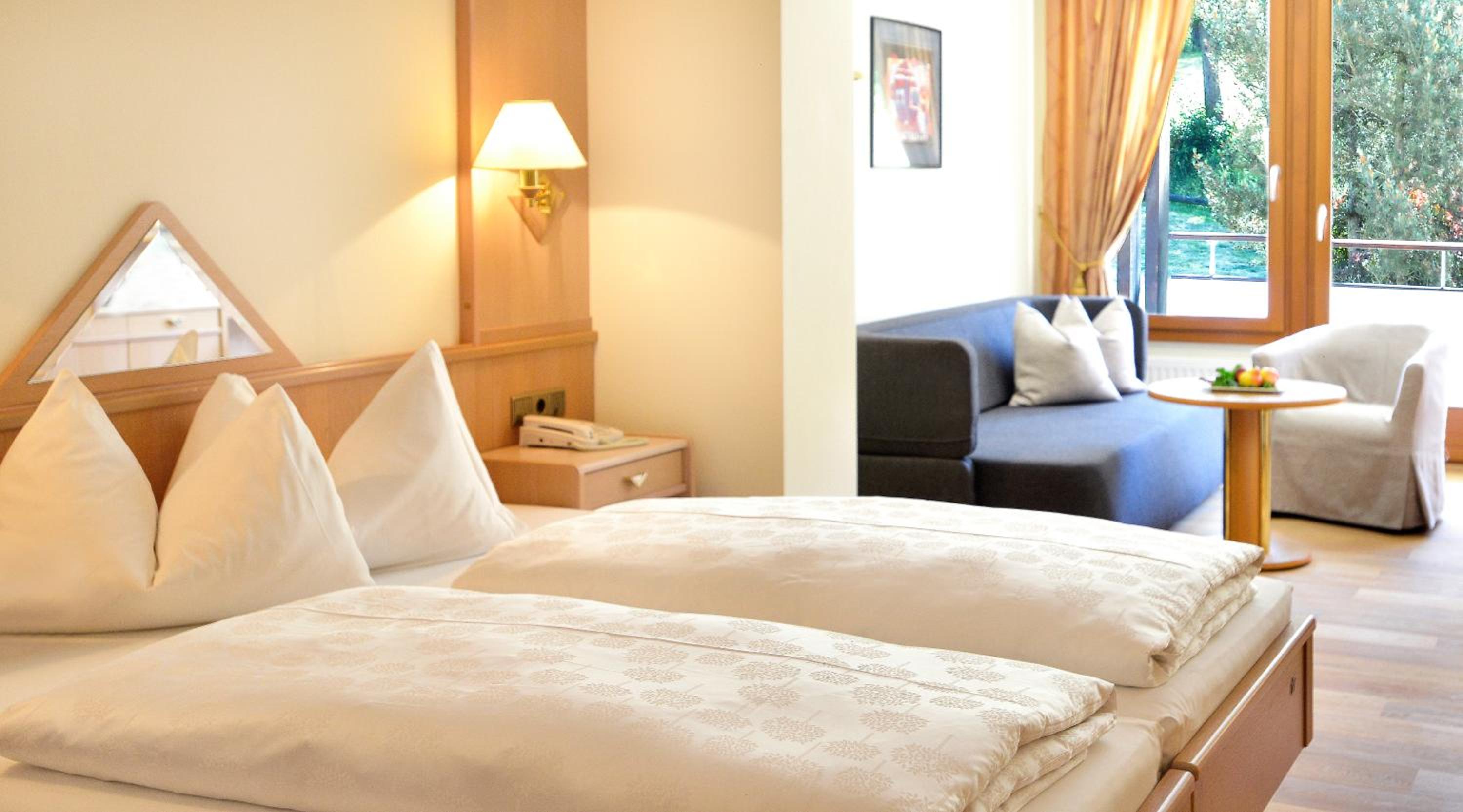 Deluxe Double Room with Balcony - Photo 4