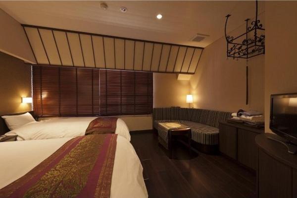 Twin Room with 2 Single Beds and No View thumbnail 5