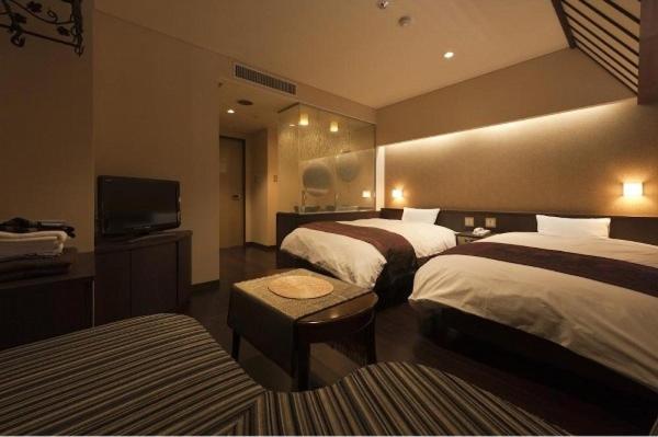 Twin Room with 2 Single Beds and No View thumbnail 6