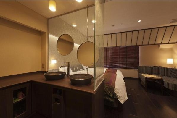 Twin Room with 2 Single Beds and No View thumbnail 5
