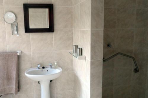 Double or Twin Room - Disability Access - Photo 3