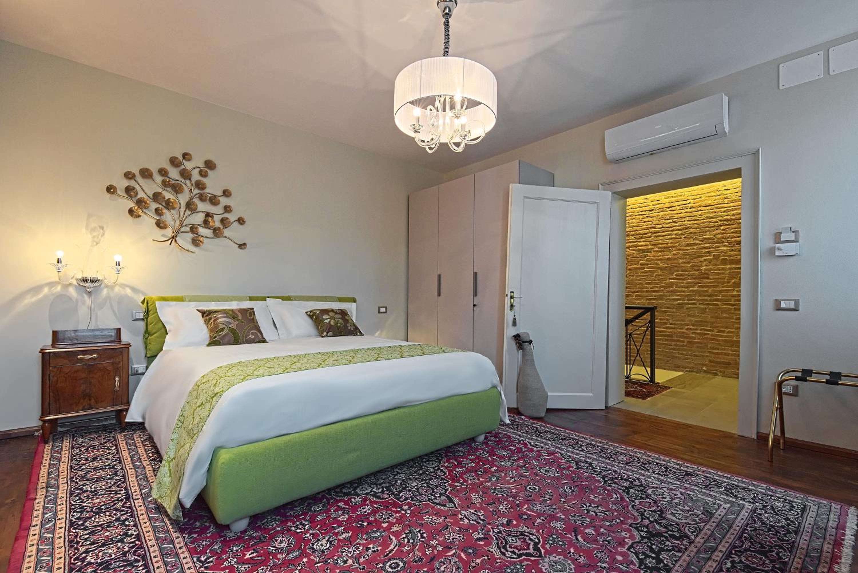 Deluxe King Room with Private External Bathroom photo 1