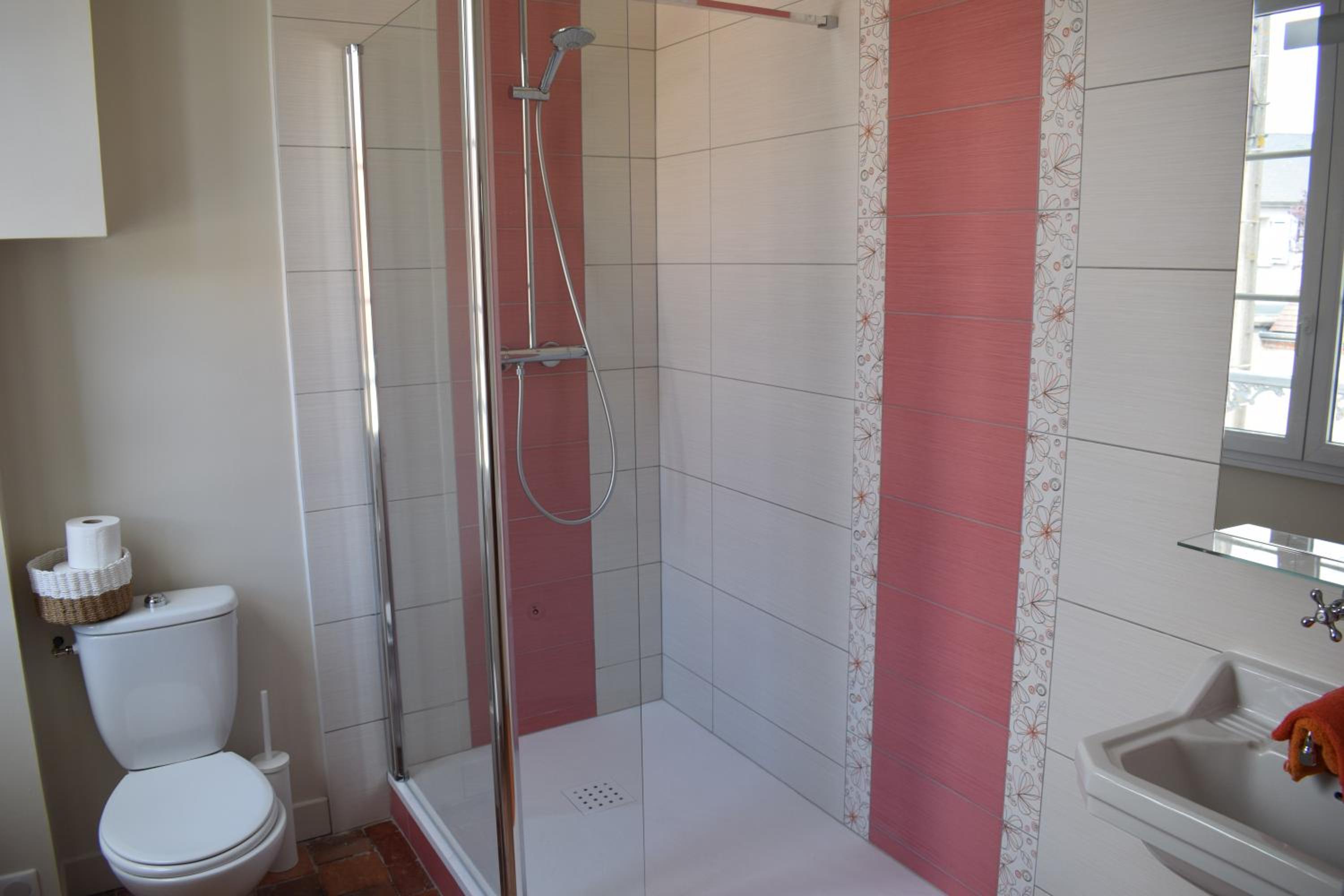 Family Room with Private Bathroom - Photo 10