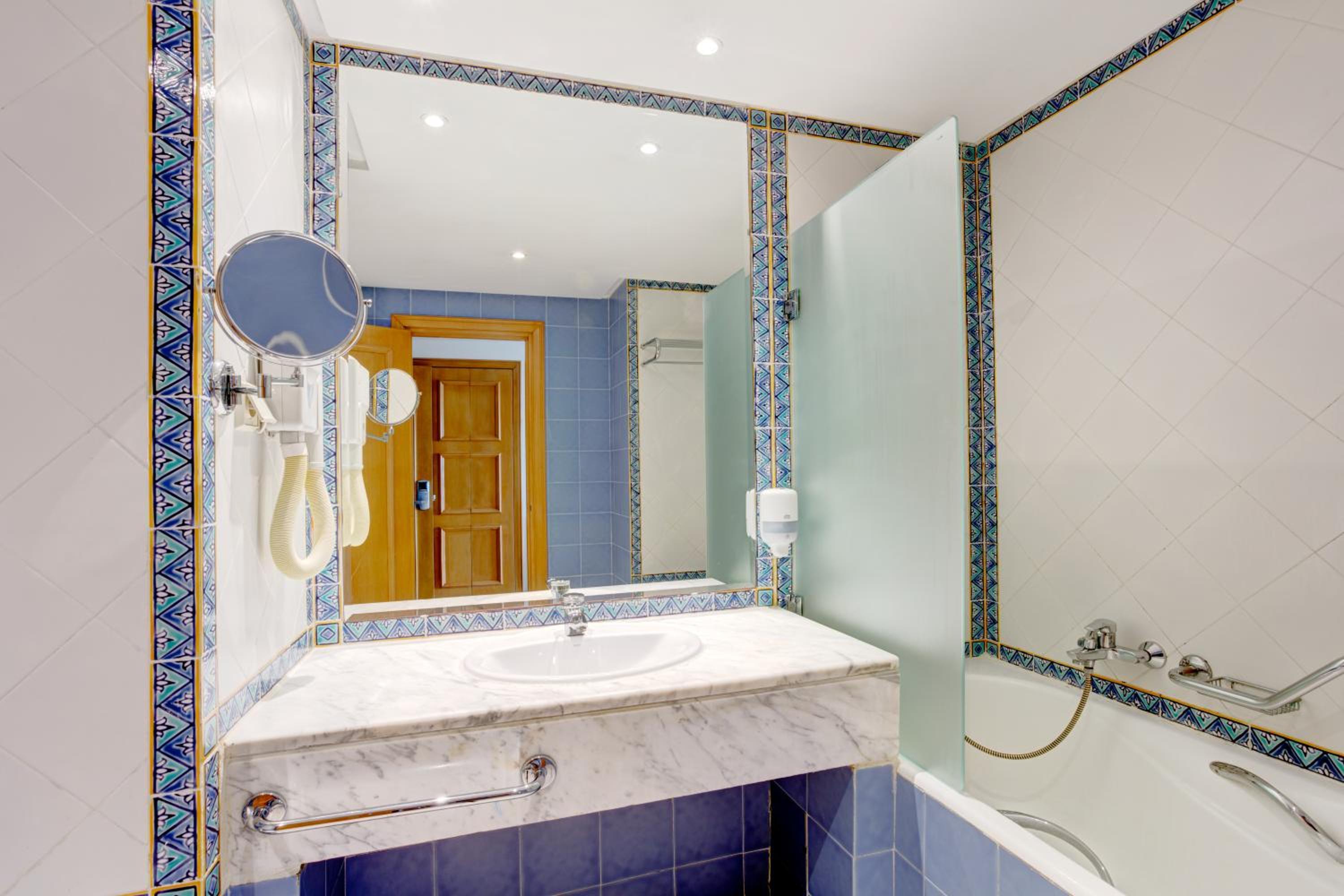 Superior Quadruple Room photo 2