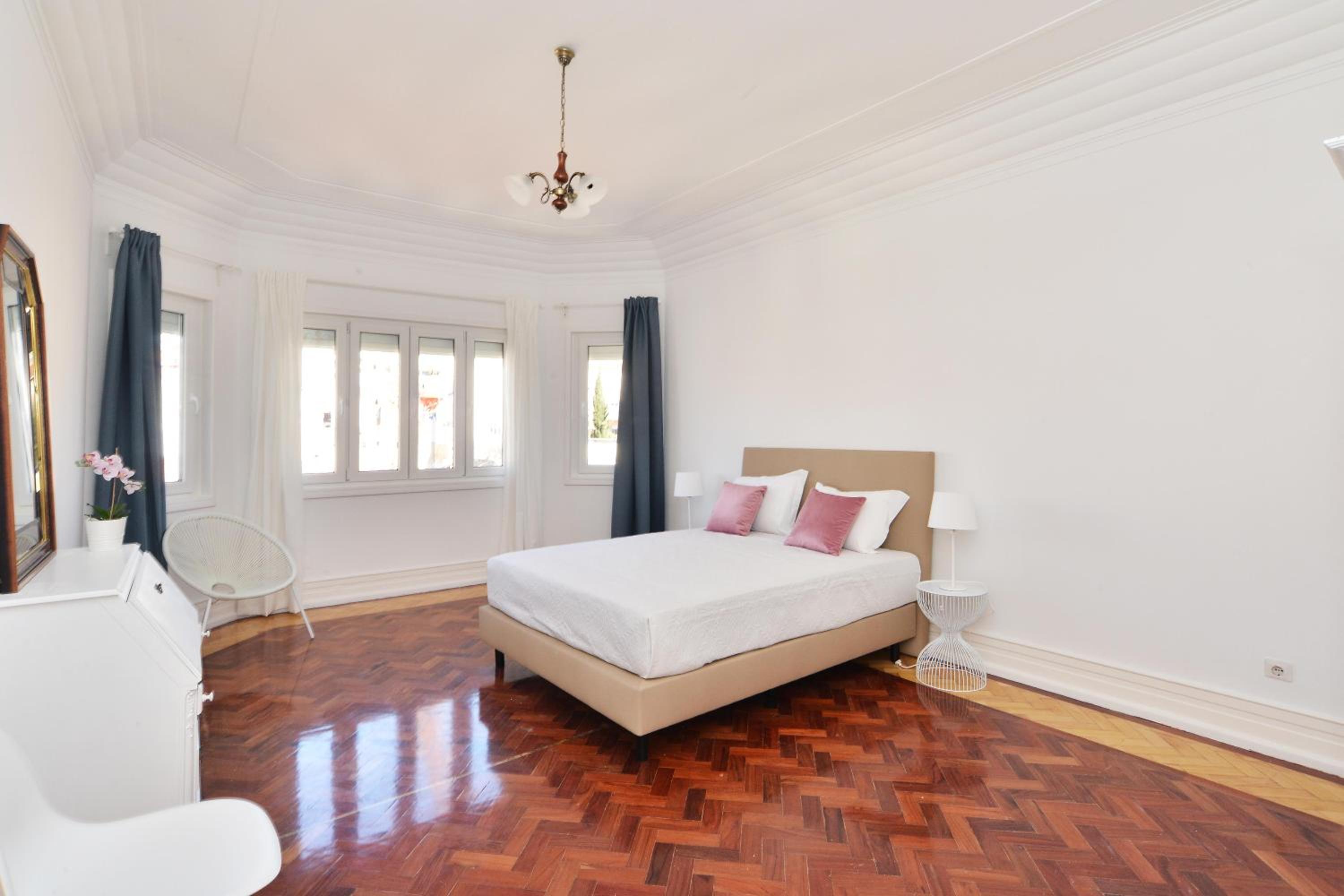 Large Double Room - Photo 1