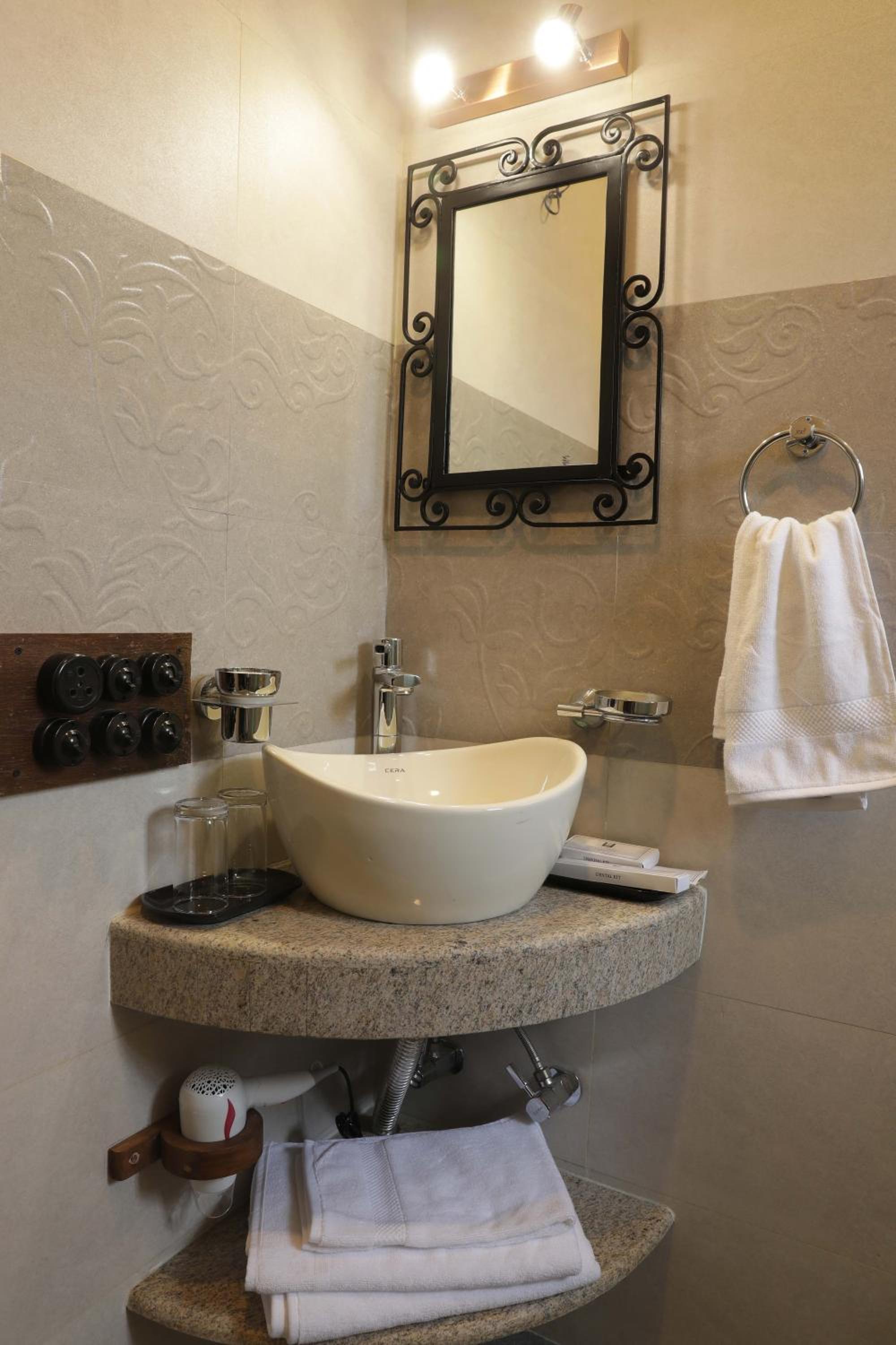 Standard Double or Twin Room - Photo 10