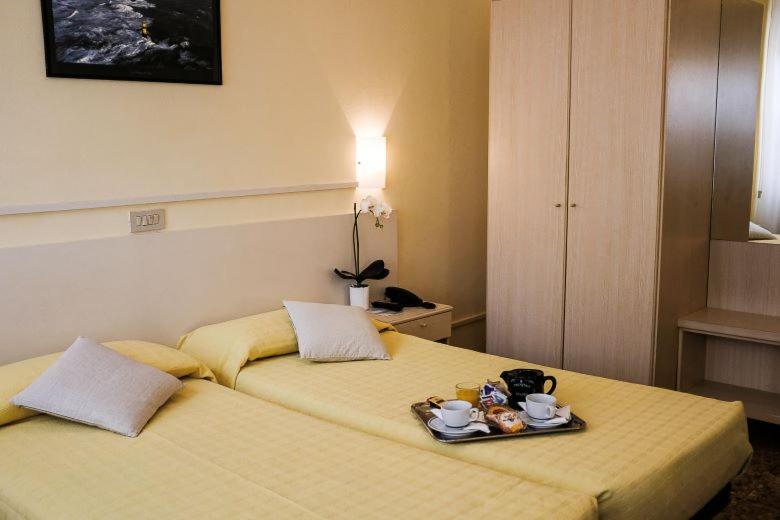 Double or Twin Room with Shared Bathroom photo 1