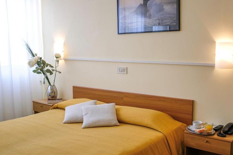 Double or Twin Room with Shared Bathroom photo 3