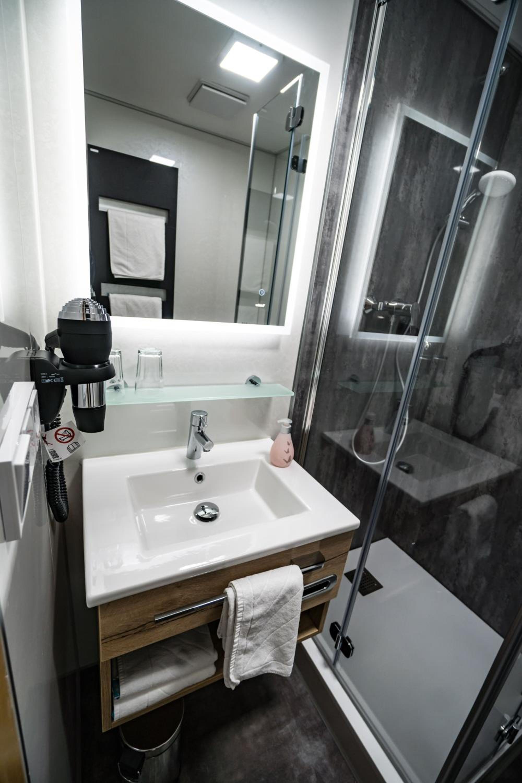 Double Room - Photo 6