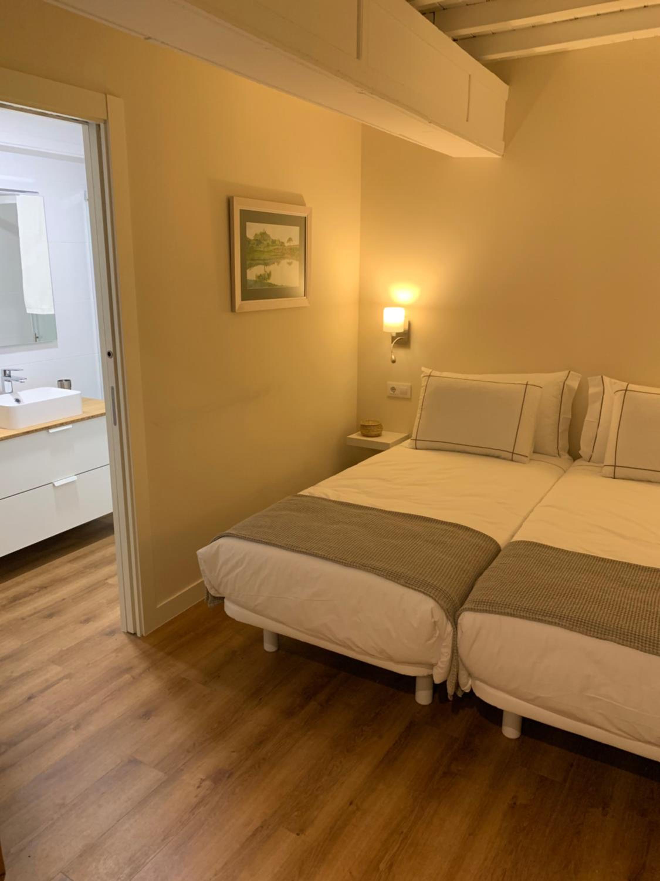 Economy Twin Room photo 3