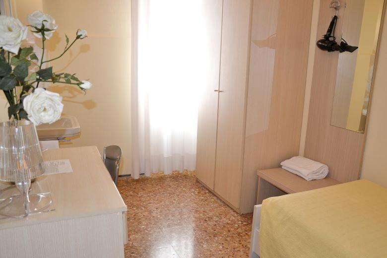 Single Room with Shared Shower and Toilet photo 1