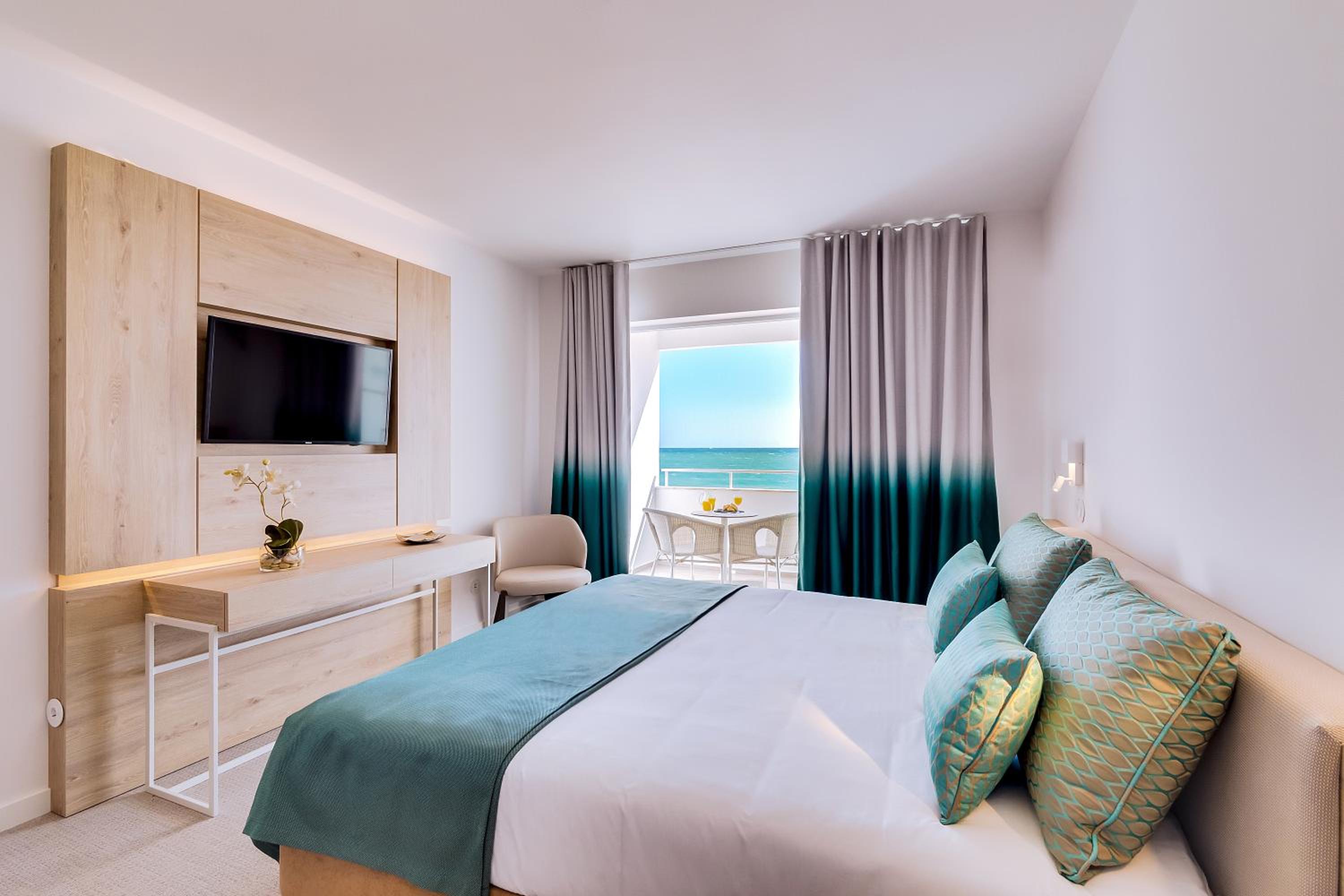 Single Room with Balcony and Sea View thumbnail 5
