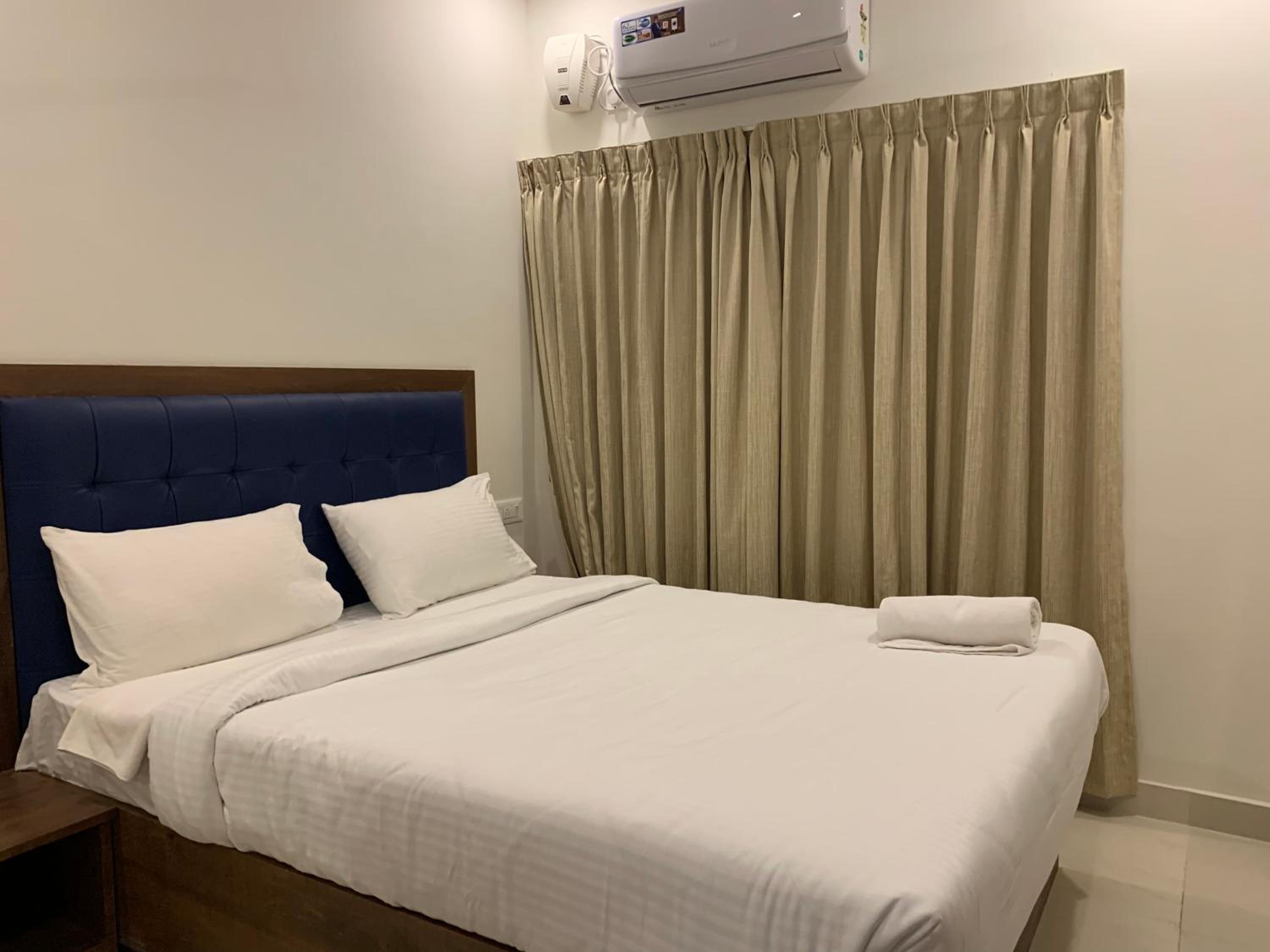 Standard King Room - Photo 7
