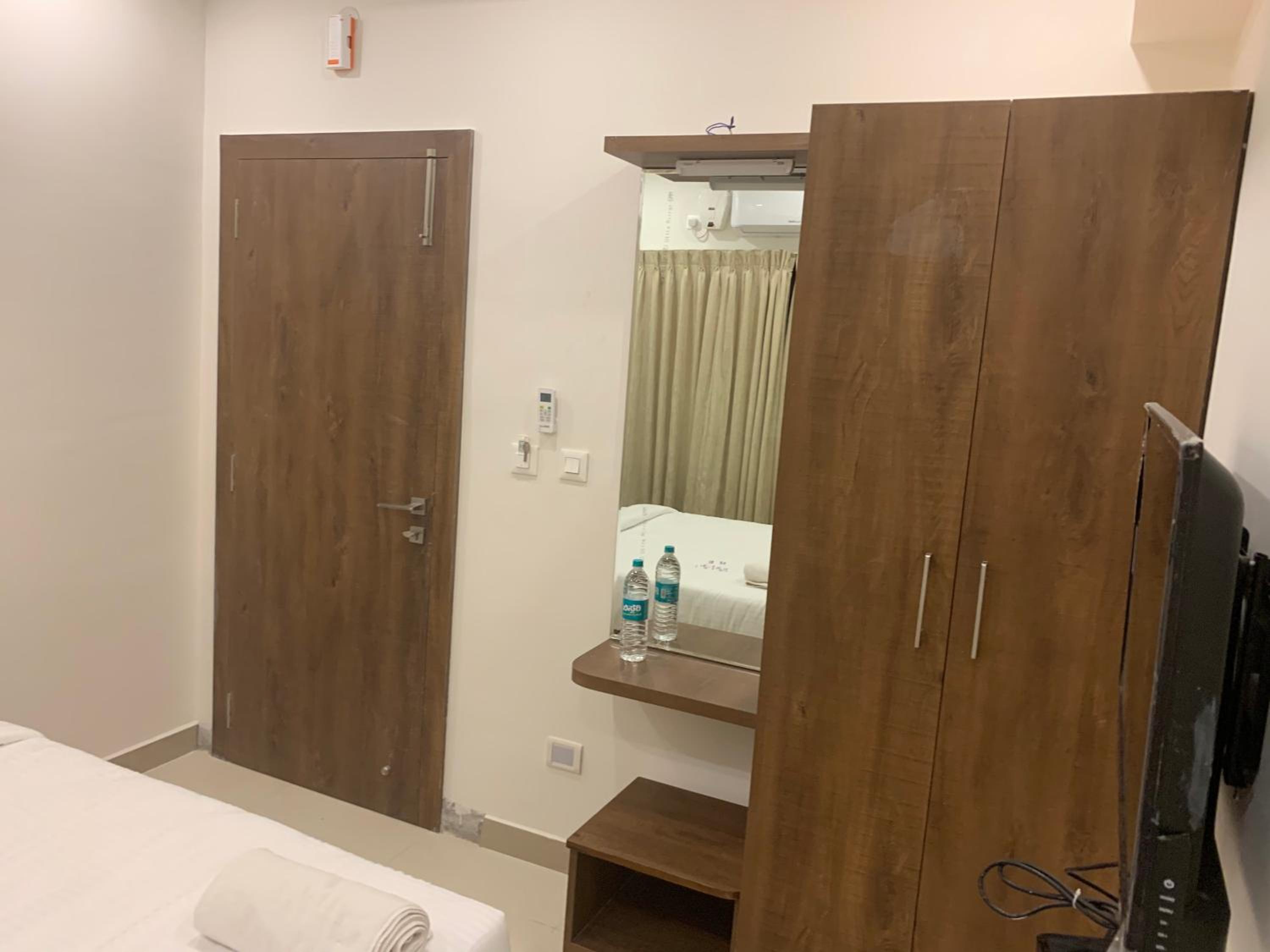 Standard King Room - Photo 8