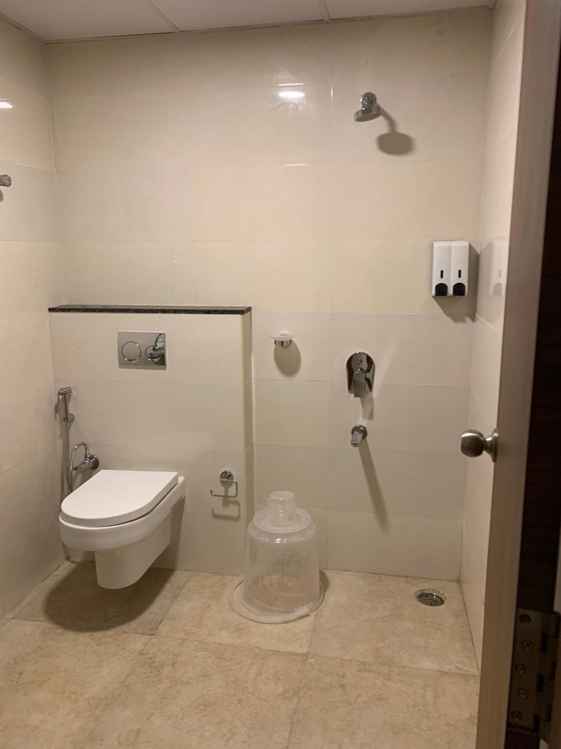 Standard King Room - Photo 10