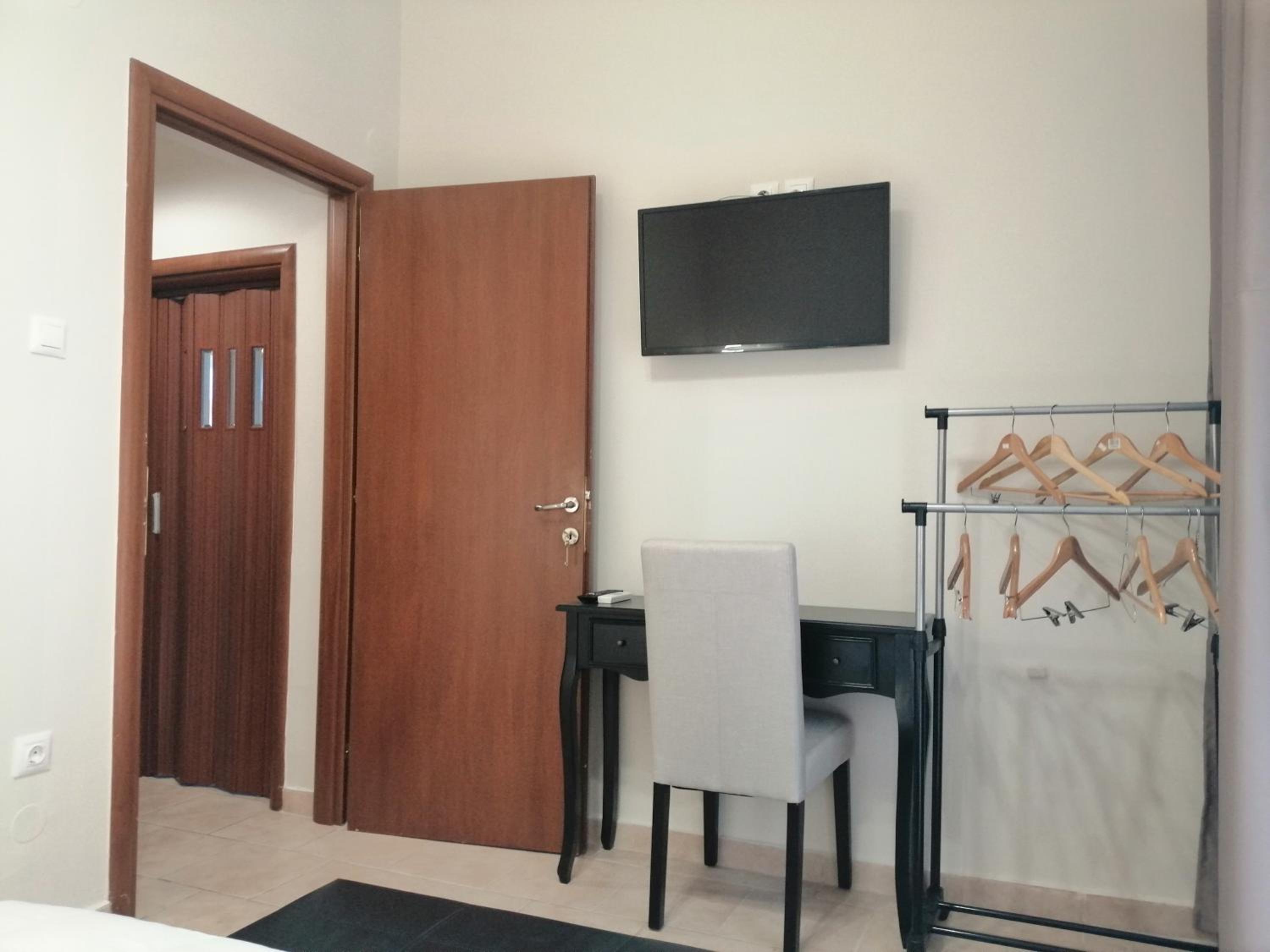 One-Bedroom Apartment - Photo 2