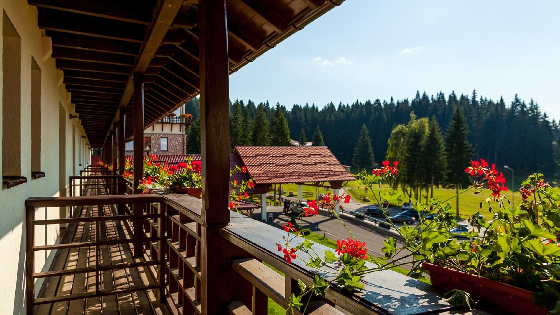 King Room with Balcony - Photo 6
