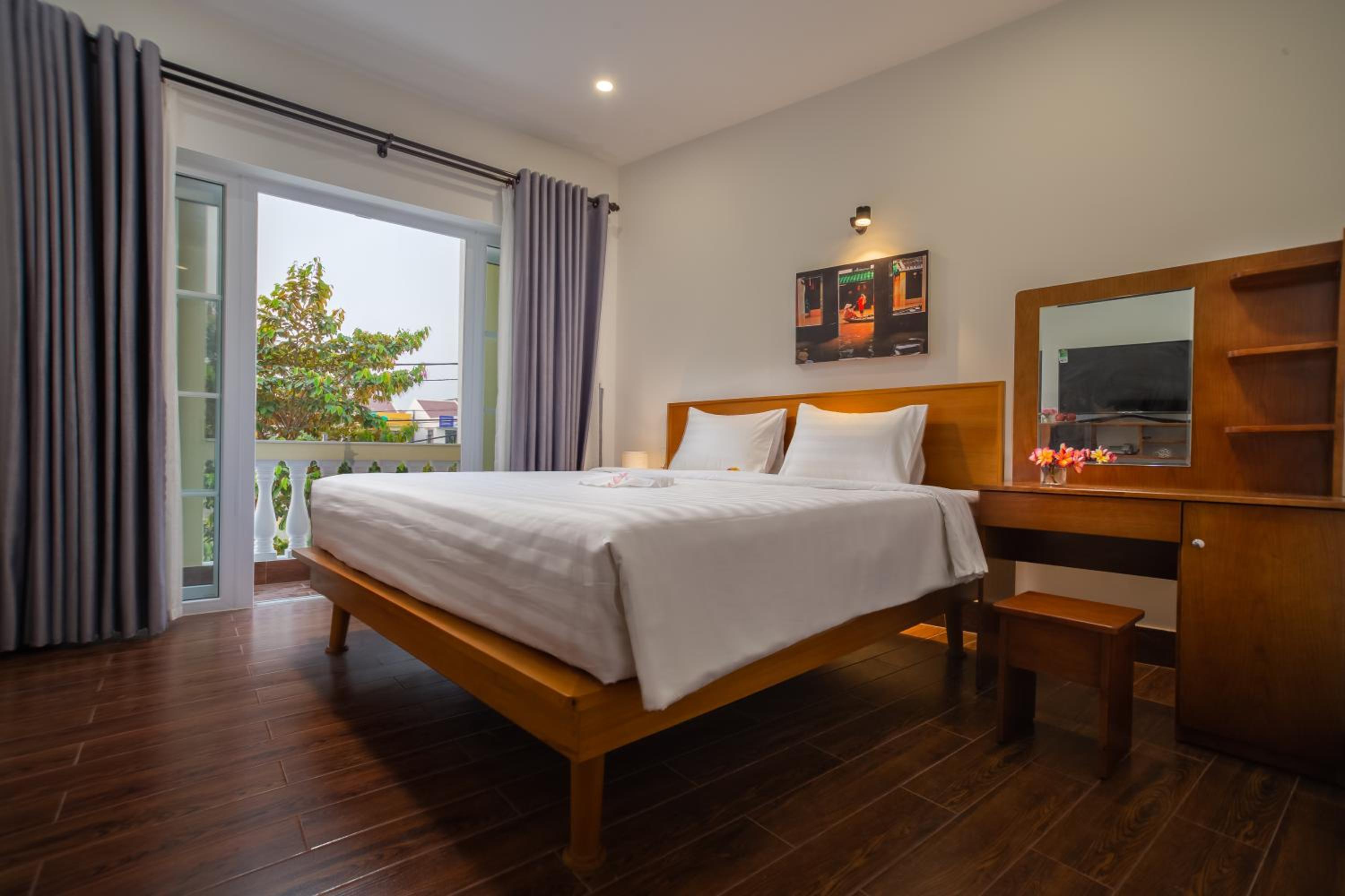 King Room with Balcony - Photo 3