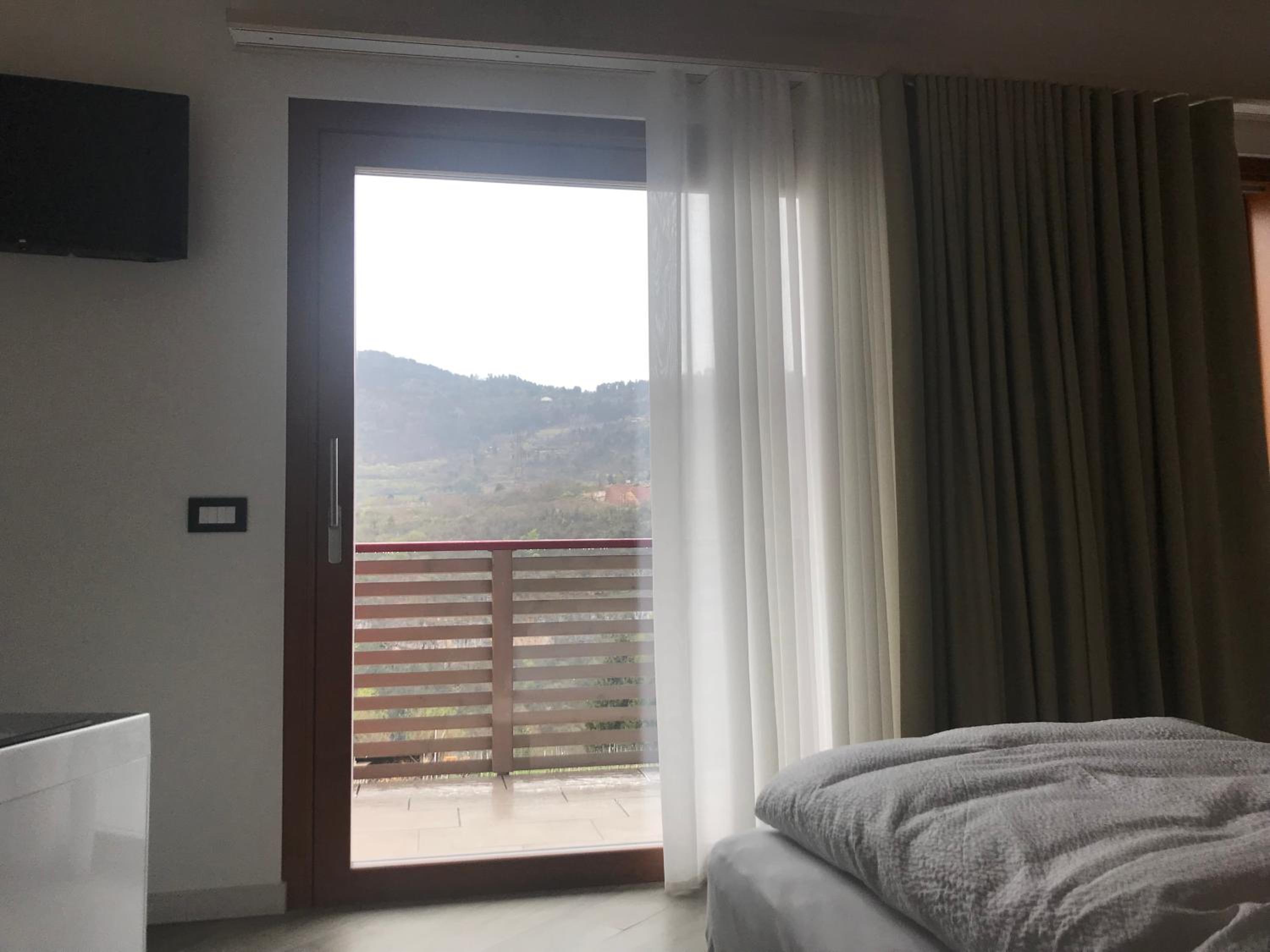 Queen Room with Balcony - Photo 4