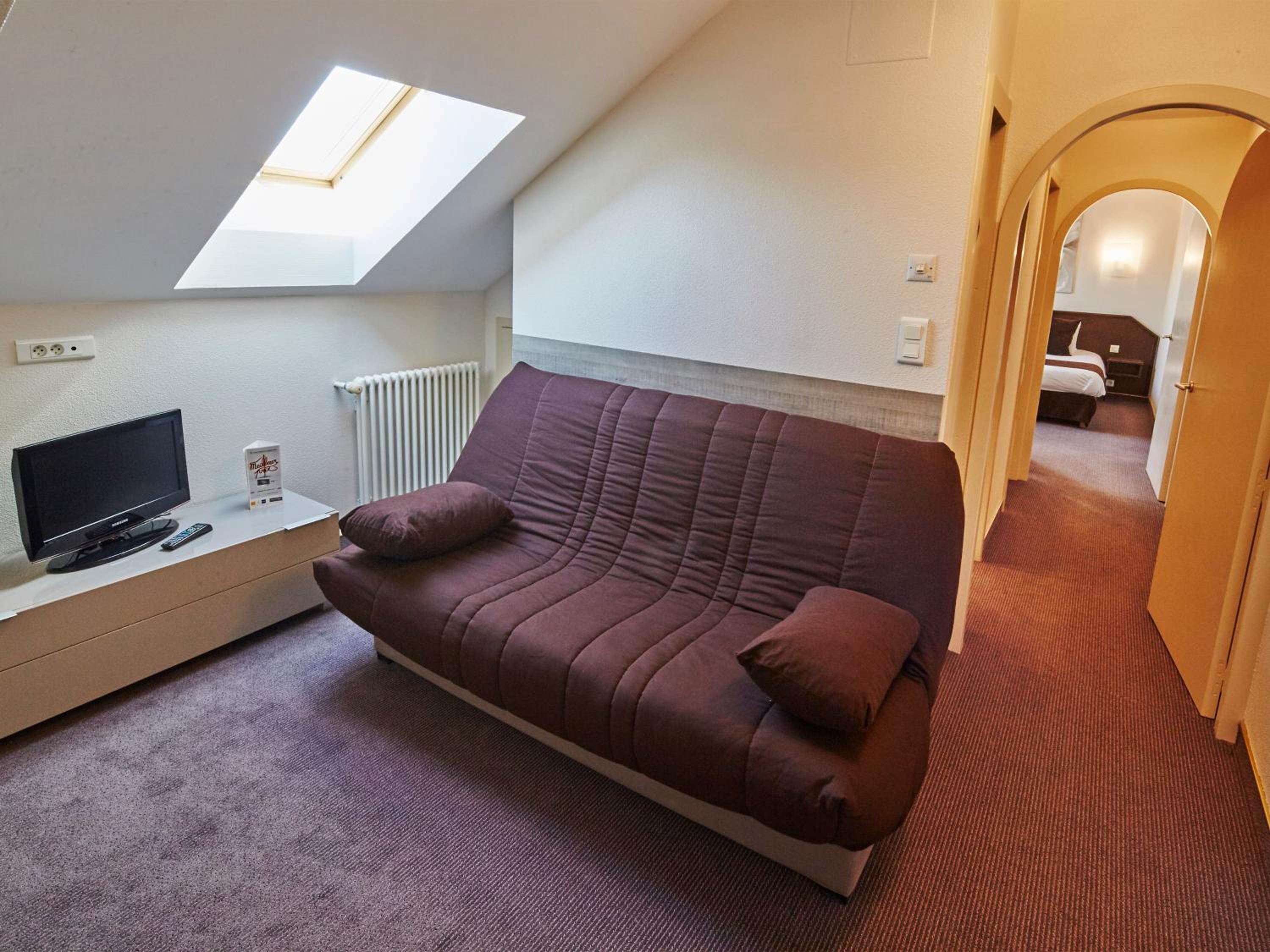 One Double Bed One Single Sofa Bed - Superior Room - Photo 4
