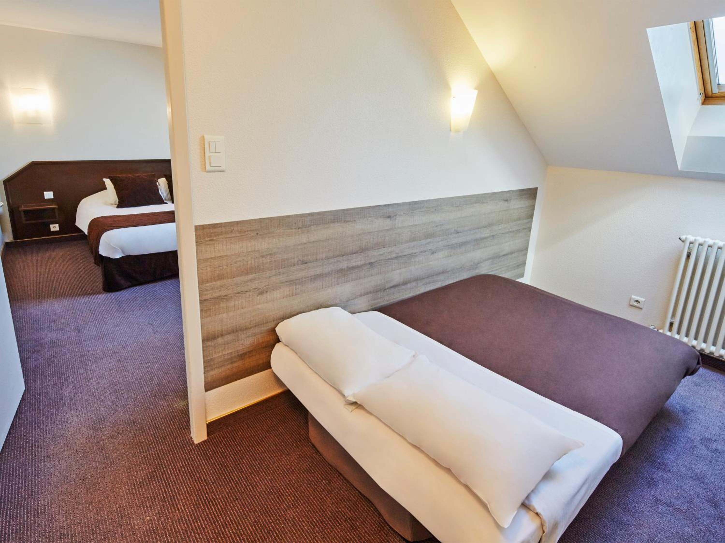 One Double Bed One Single Sofa Bed - Superior Room - Photo 3