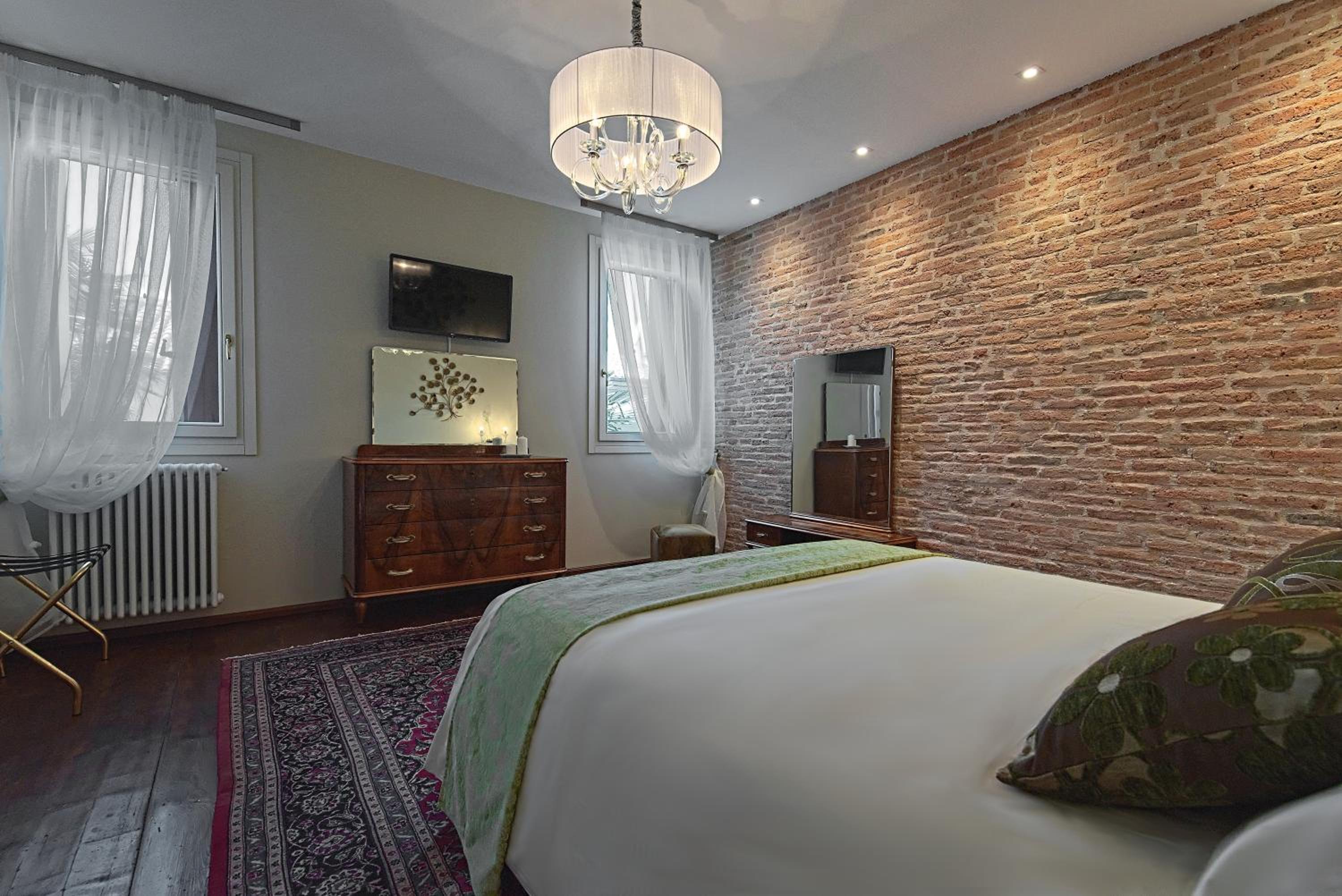 Deluxe King Room with Private External Bathroom photo 2