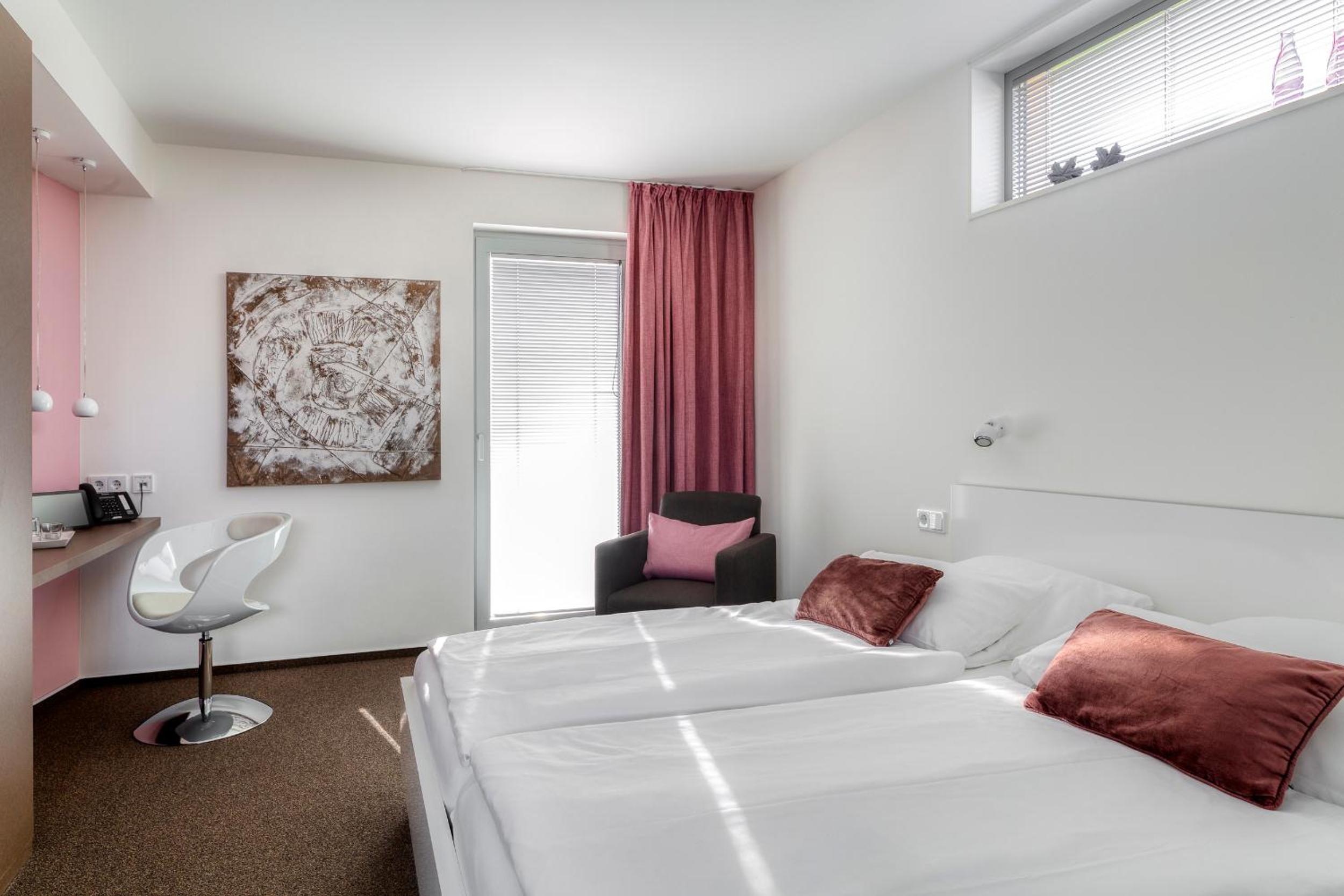 Double Room + - Photo 11