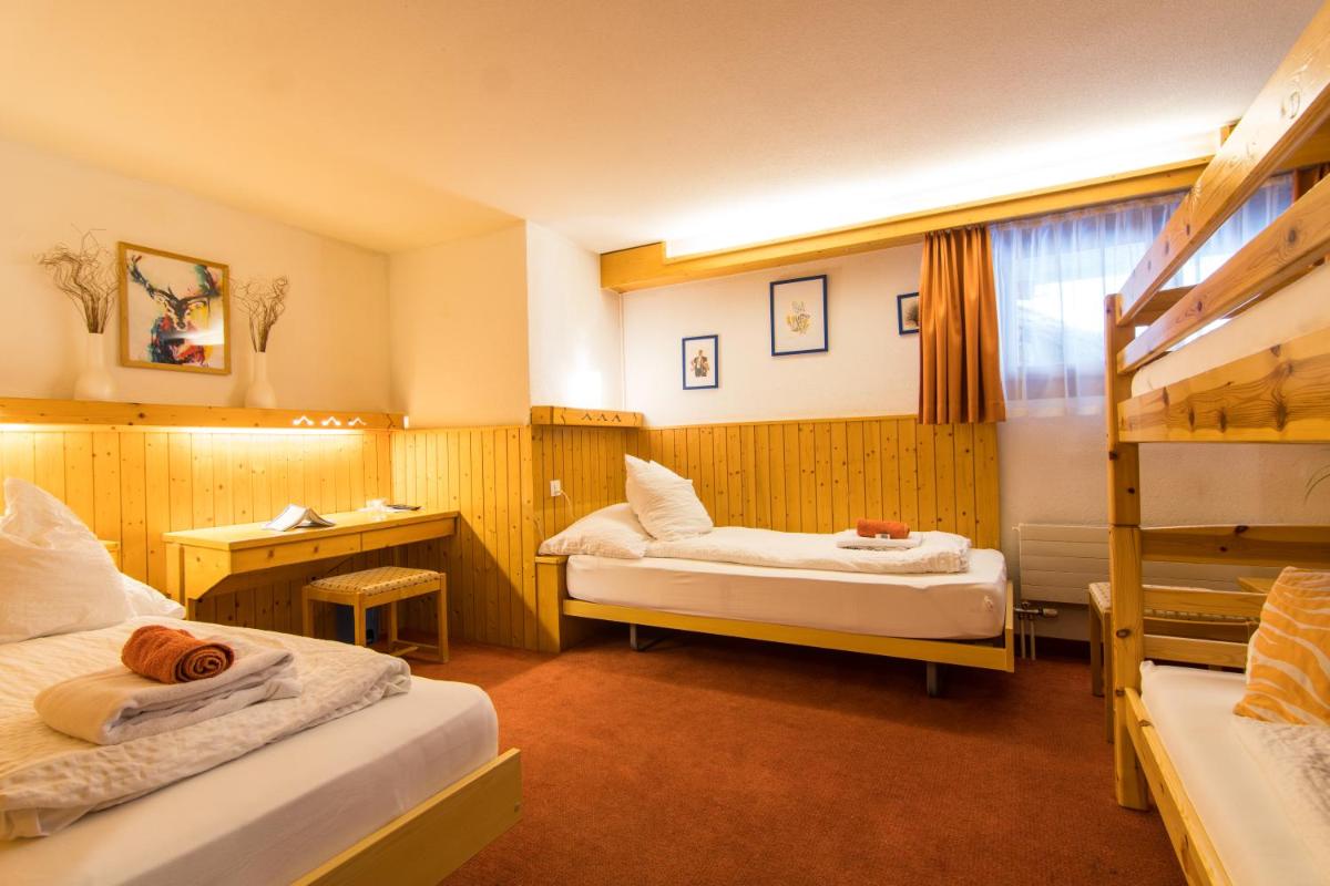 Twin Room with Extra Bed photo 1