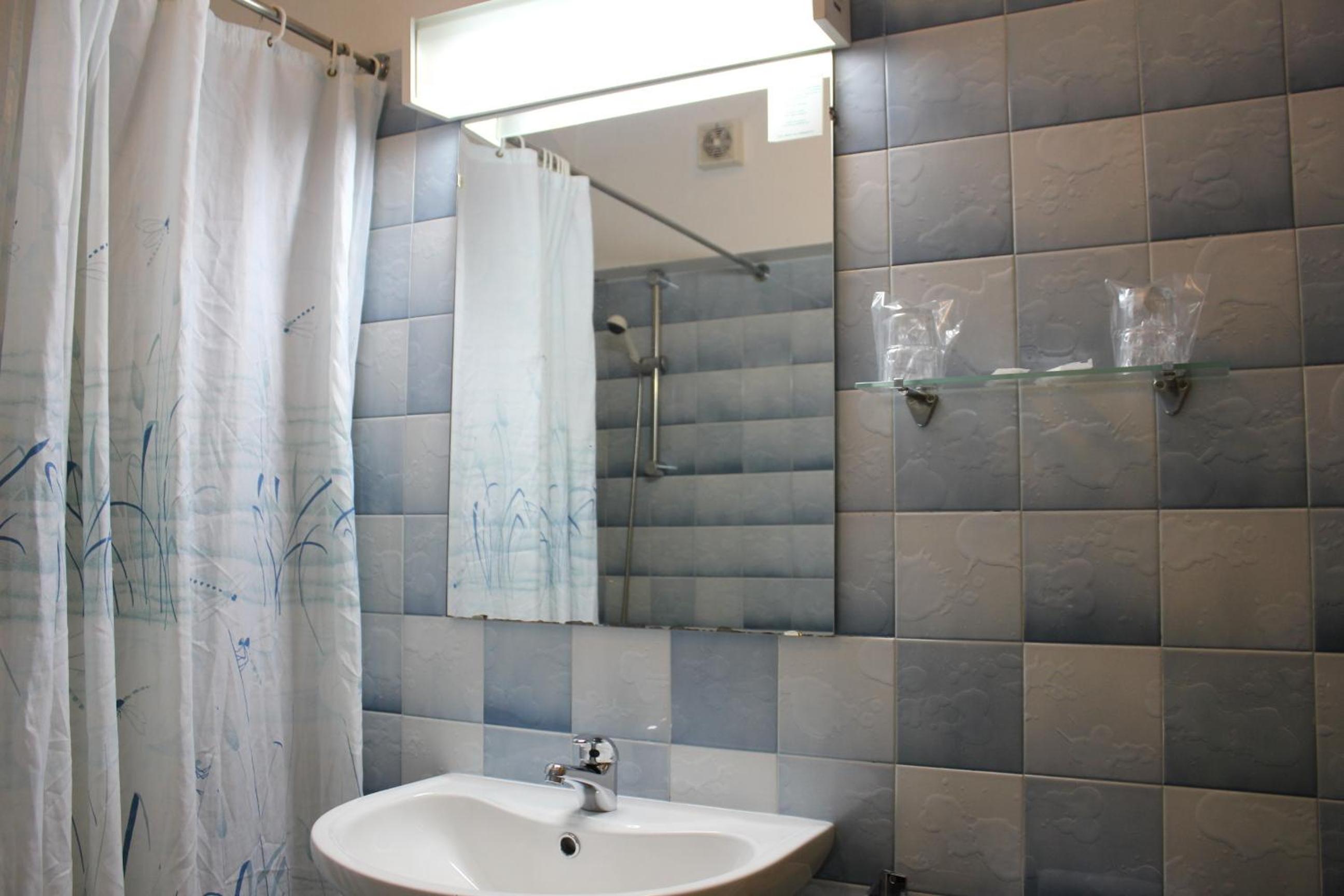 Twin Room - Photo 9