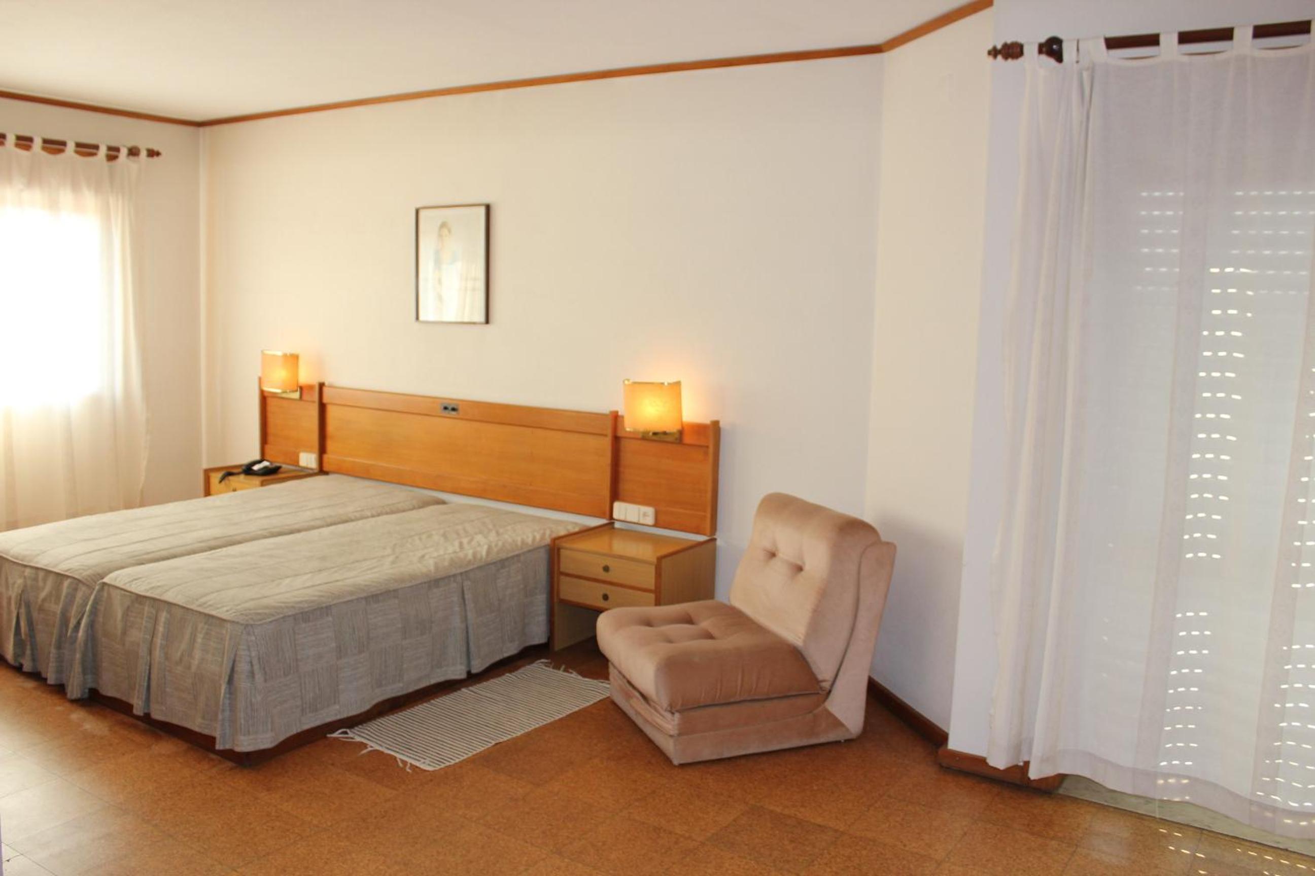 Twin Room - Photo 3