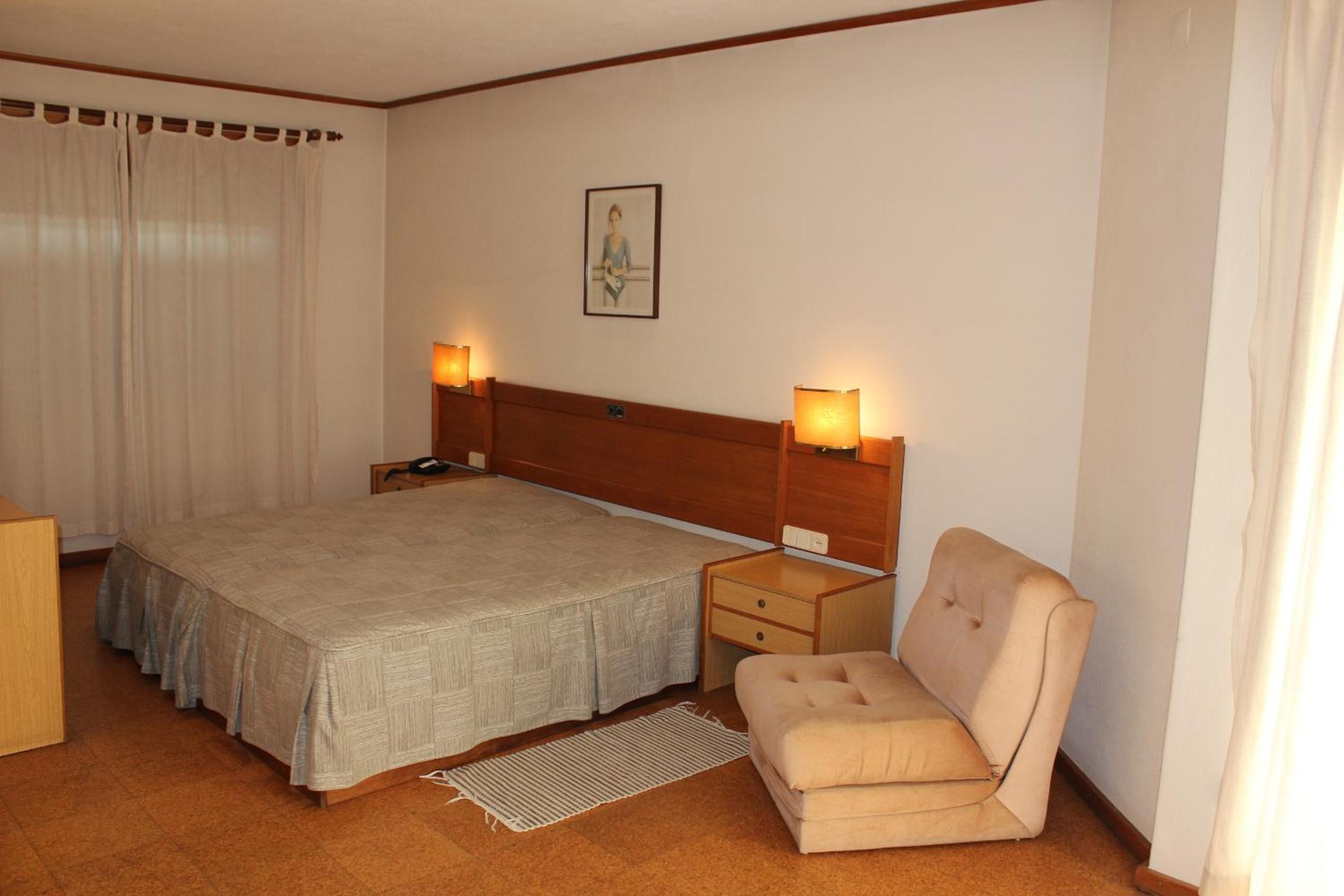 Twin Room - Photo 12
