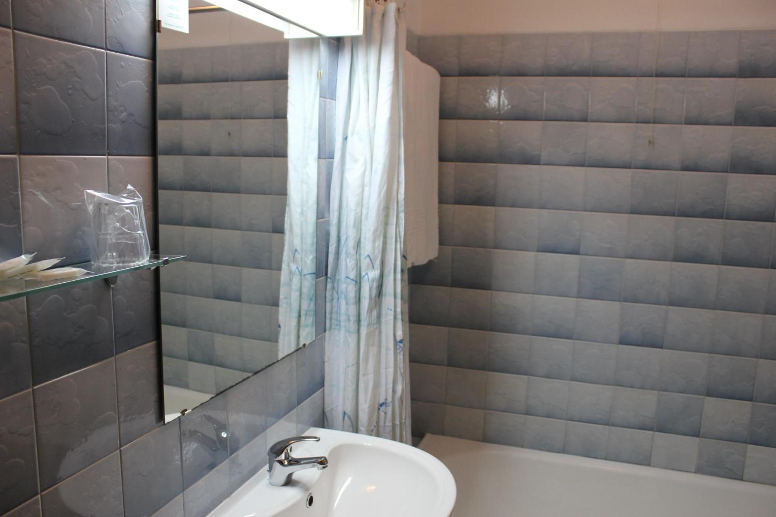 Twin Room - Photo 15