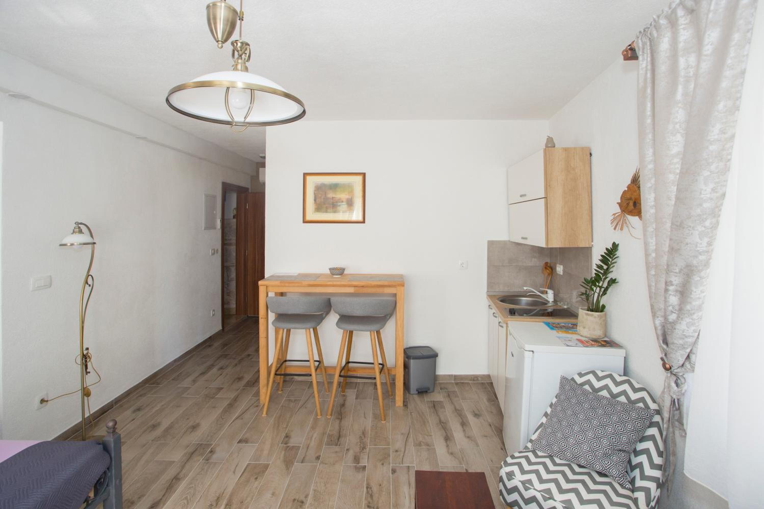 Studio Apartment - Photo 2