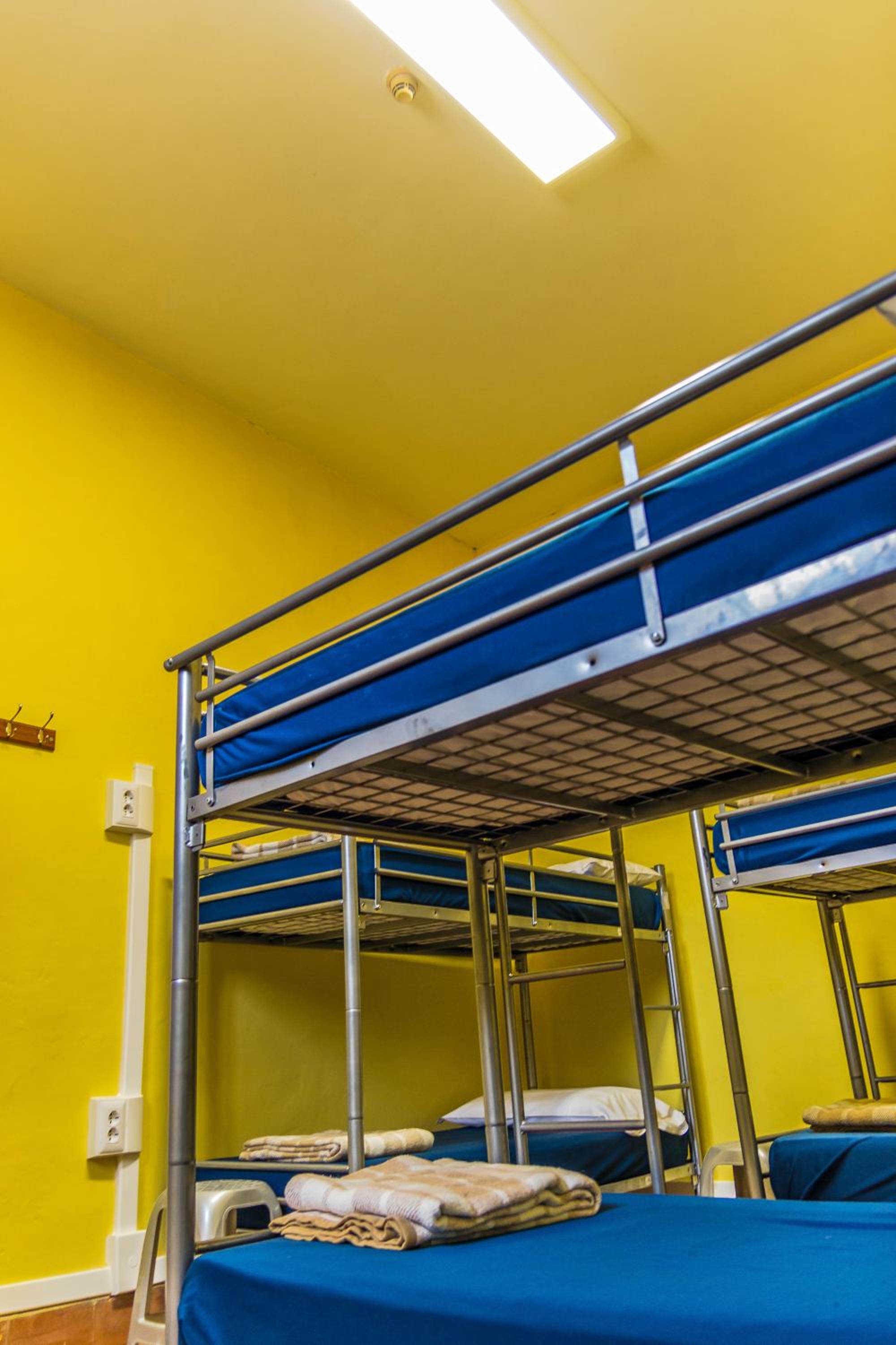 Bed in 6-Bed Mixed Dormitory Room photo 2