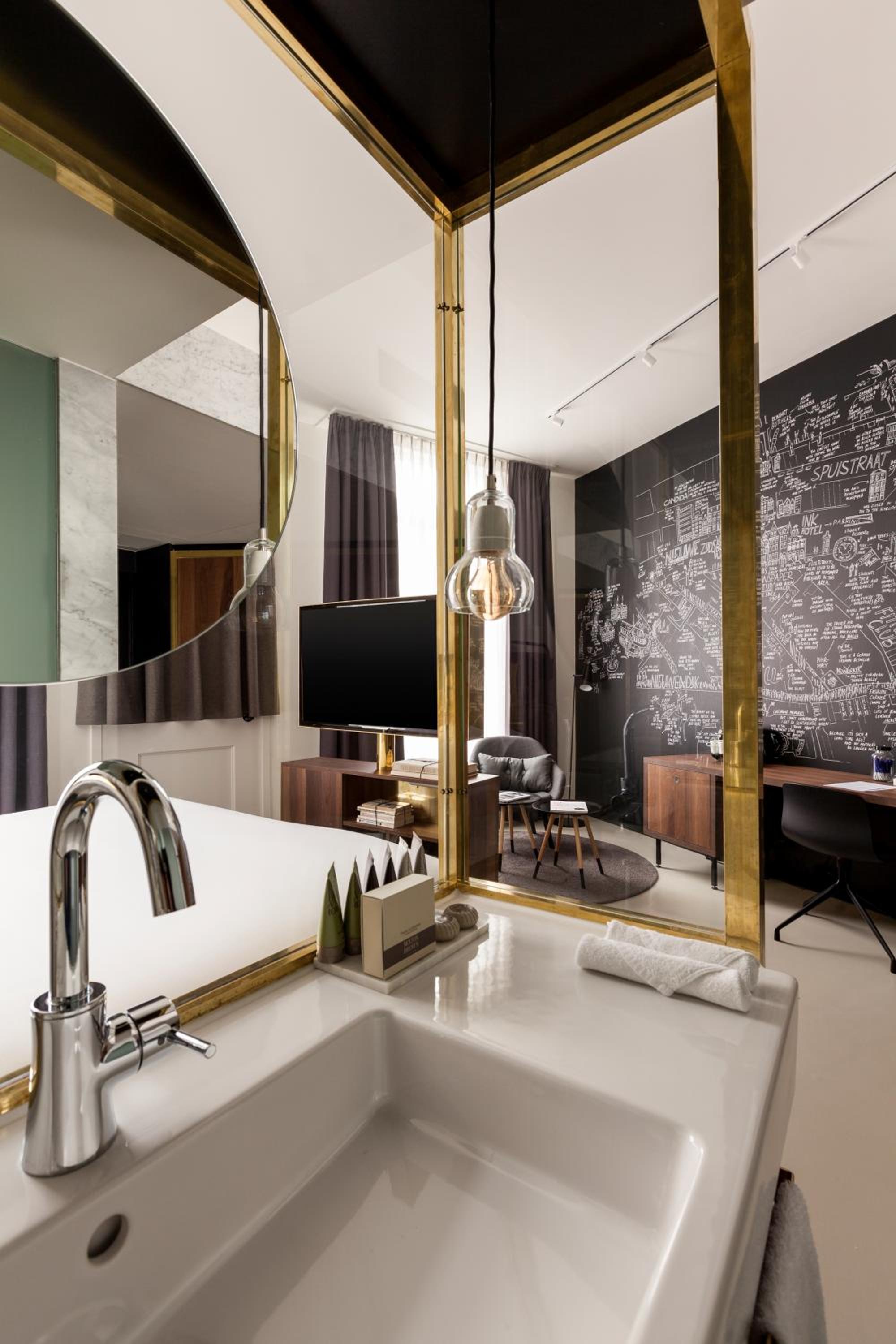 Junior King Suite photo 2