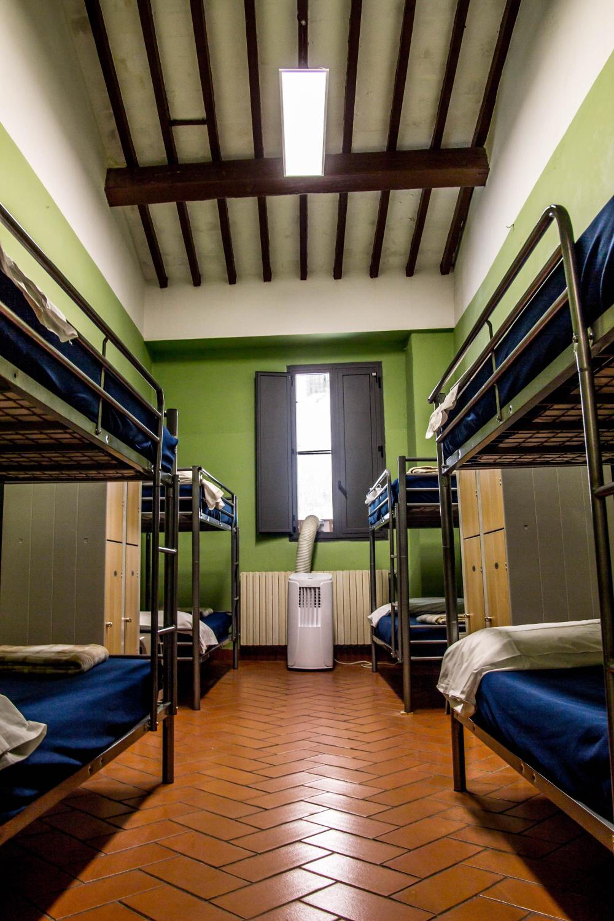 Bed in 8-Bed Mixed Dormitory Room photo 3