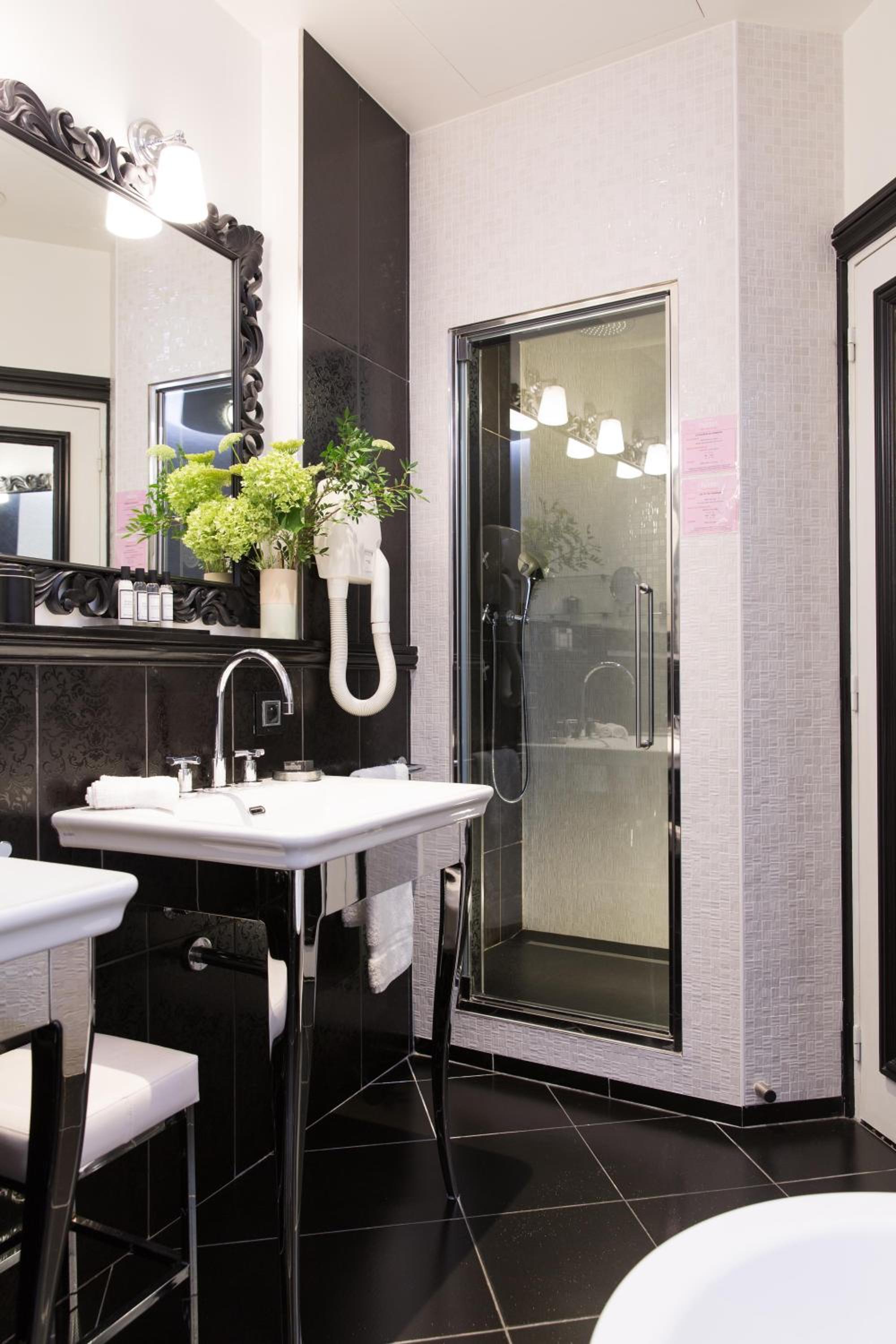 Double Deluxe  Room with Steam Room-shower photo 3