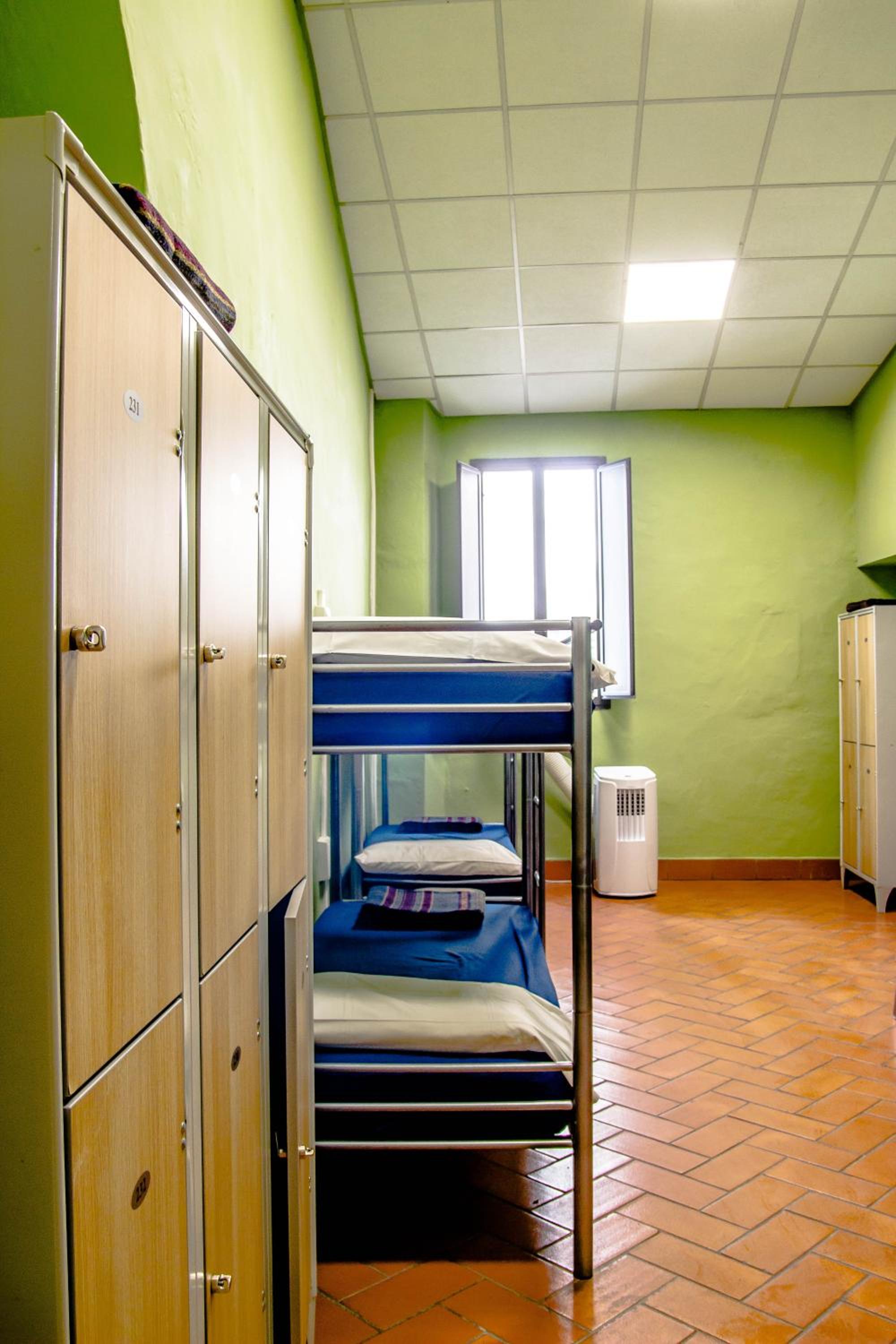 Bed in 10-Bed Mixed Dormitory Room photo 3