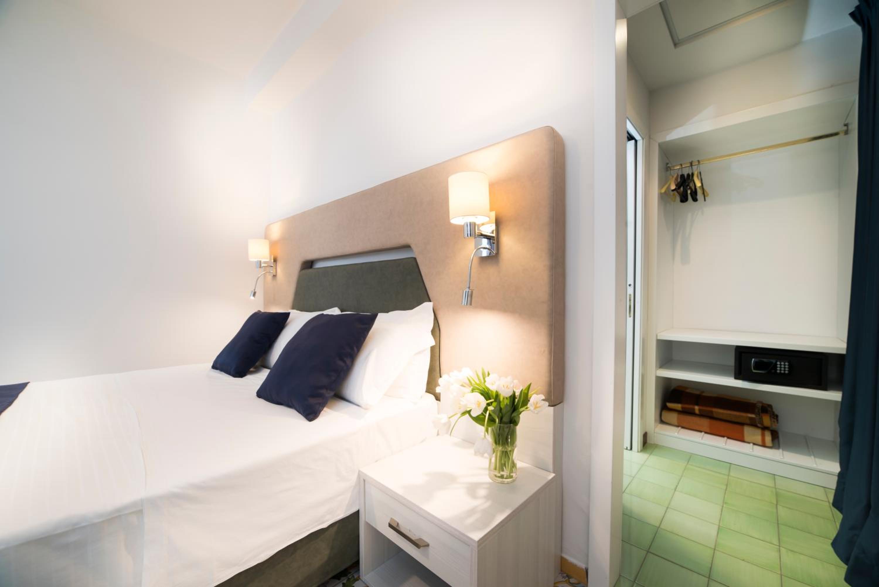 Deluxe Double or Twin Room with Partial Sea View - Photo 2