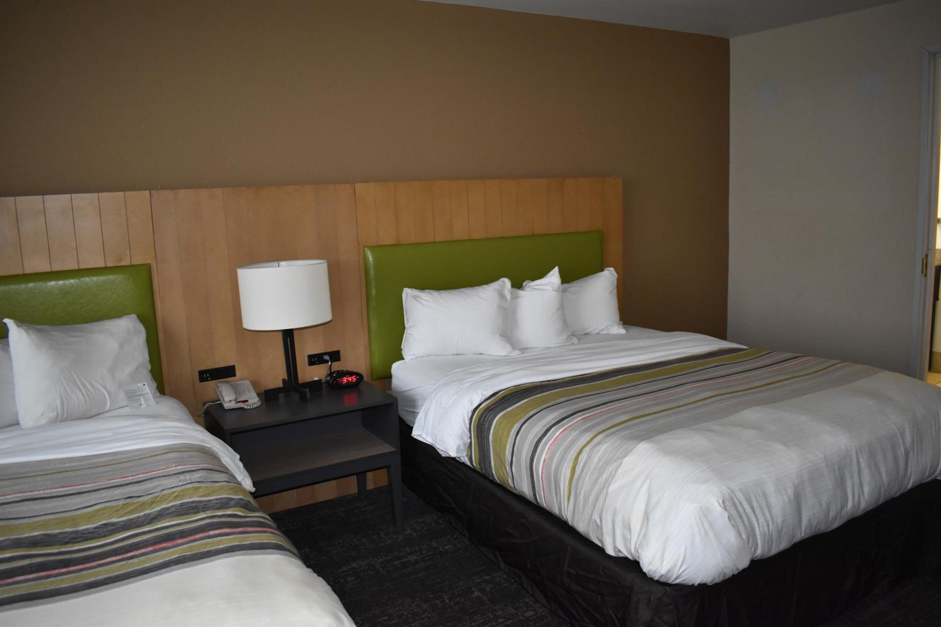 Queen Room with Two Queen Beds - Non-Smoking - Photo 11