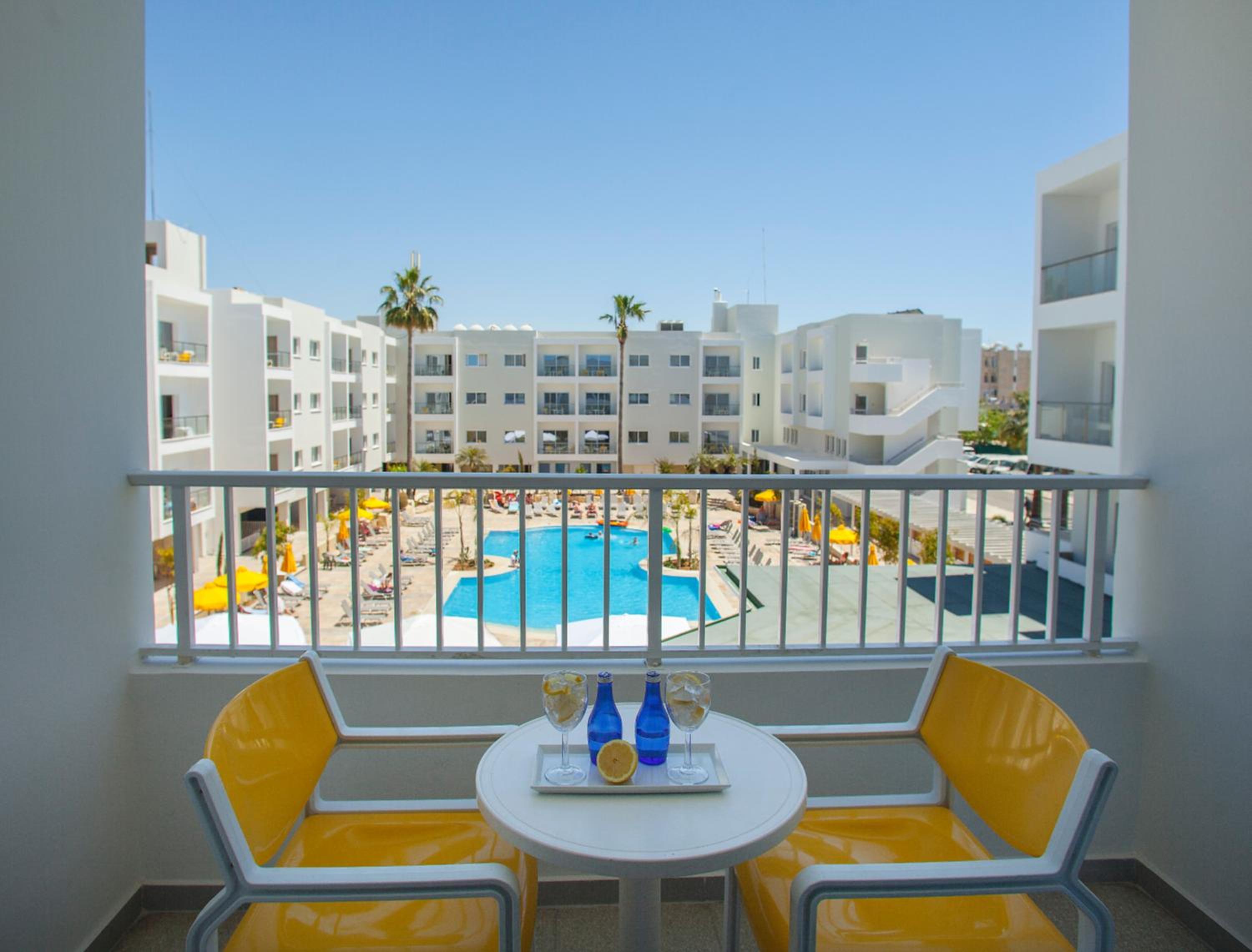 Double or Twin Room with Pool View - Photo 4