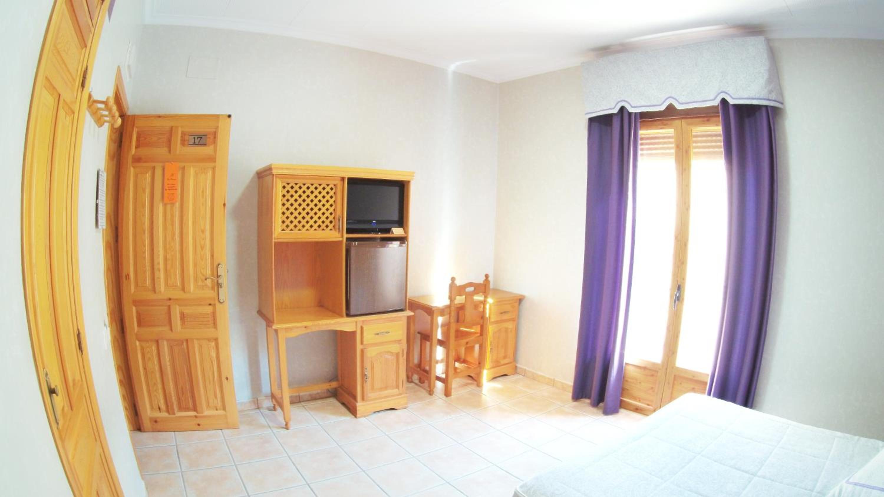 Standard Queen Room - Photo 4