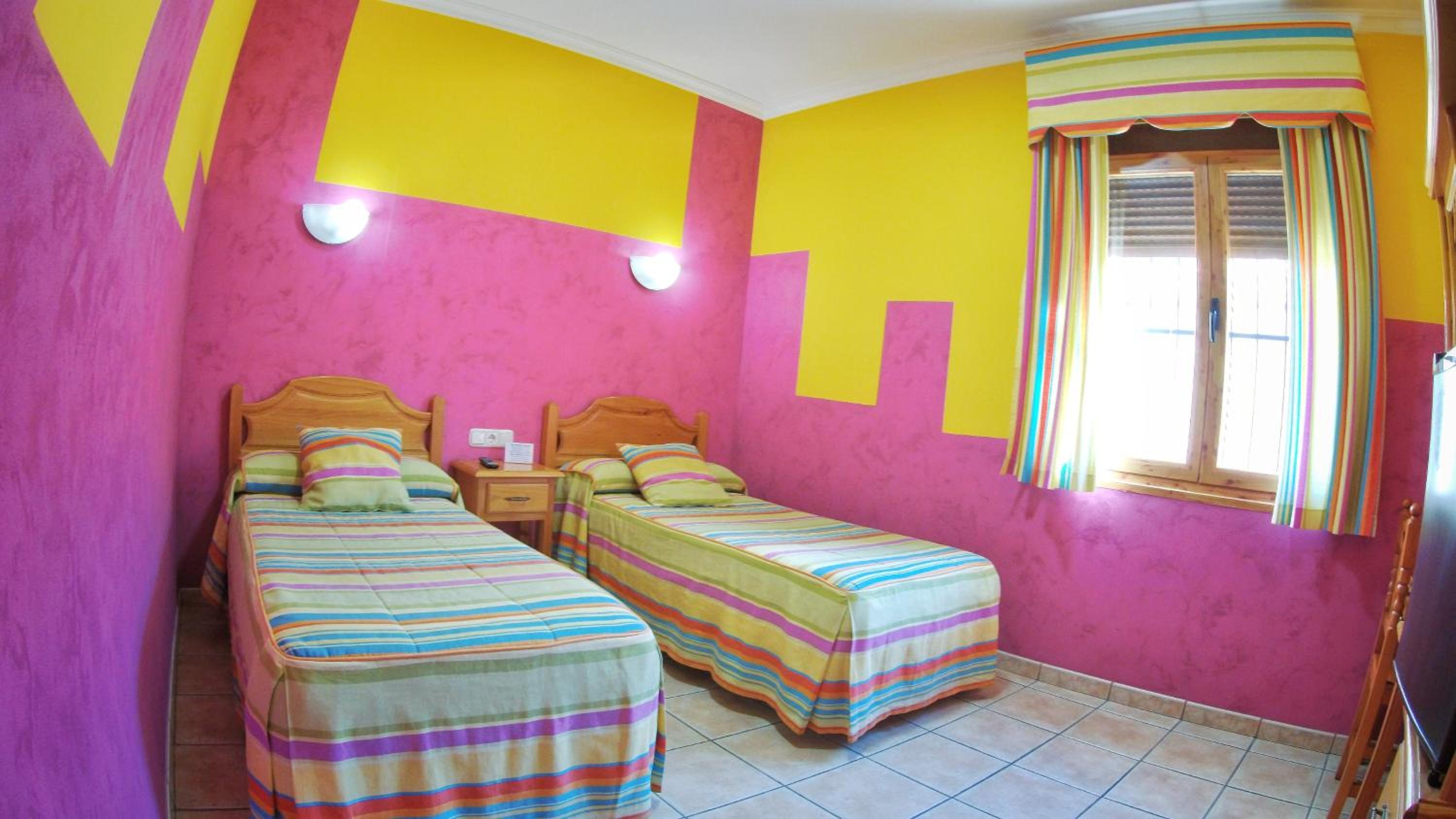 Twin Room - Photo 10