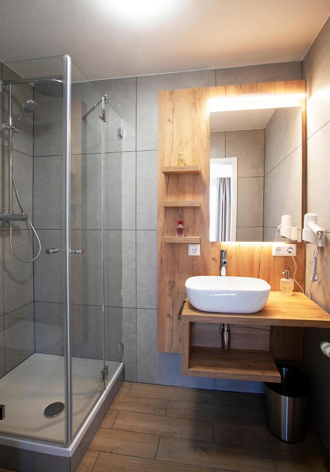 Double Room with Balcony (3 Adults) - Photo 3