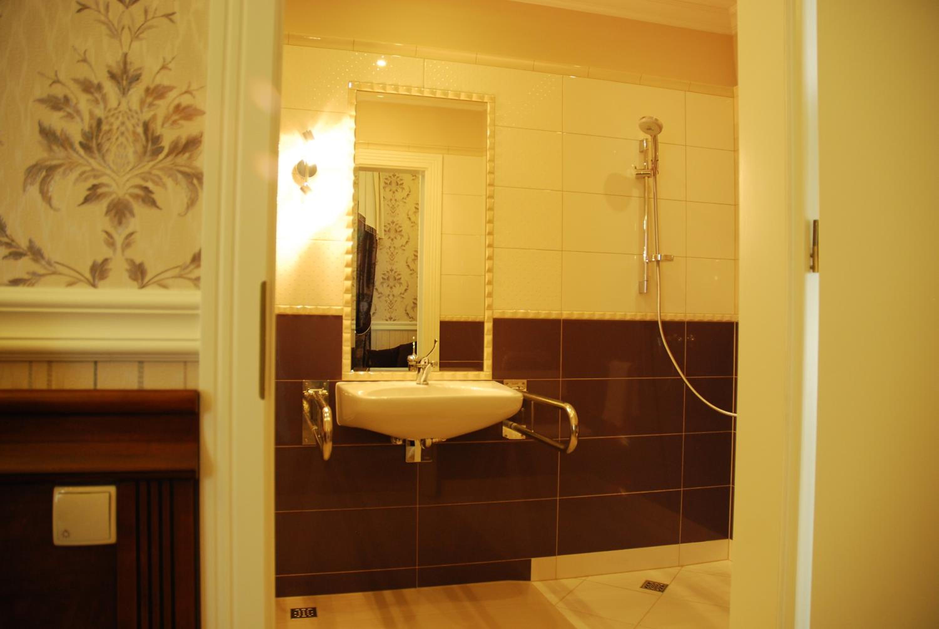Standard Double or Twin Room - Photo 8