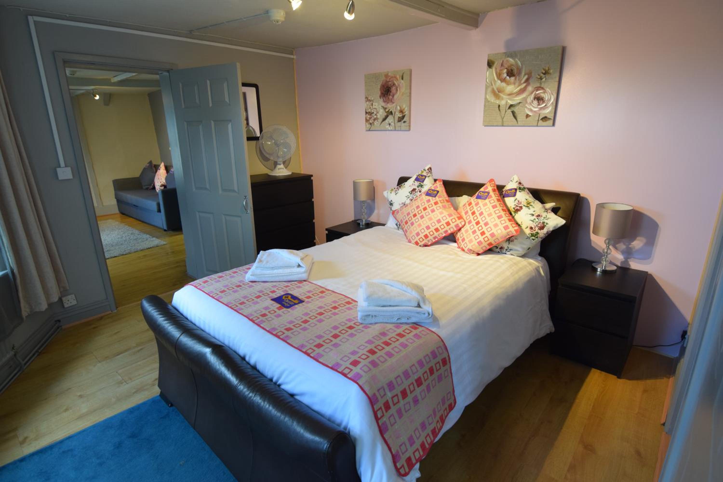 Twin Room with Private Bathroom photo 3