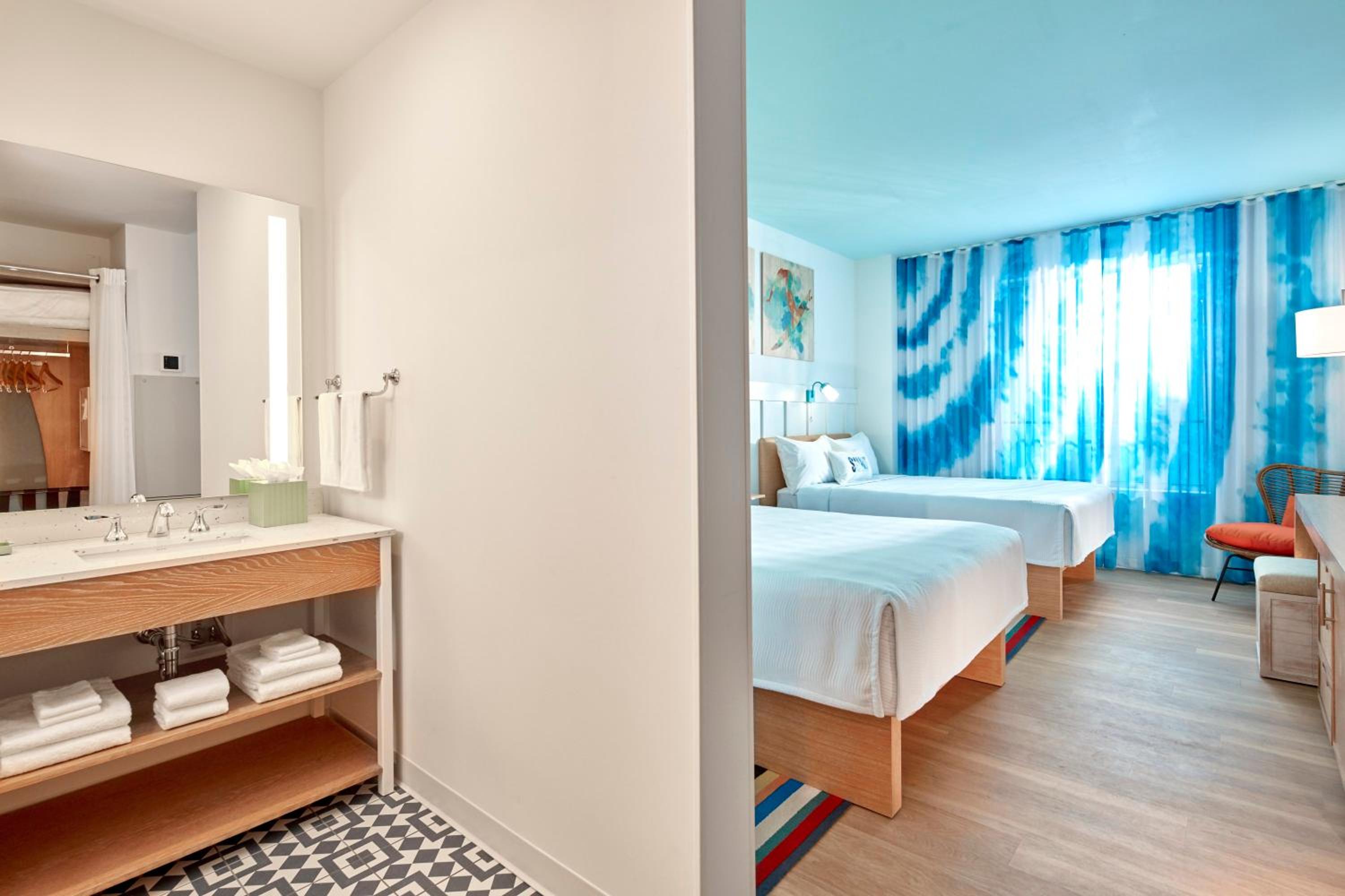 Queen Room with Two Queen Beds - Pool View (Includes Early Park Admission*) photo 3